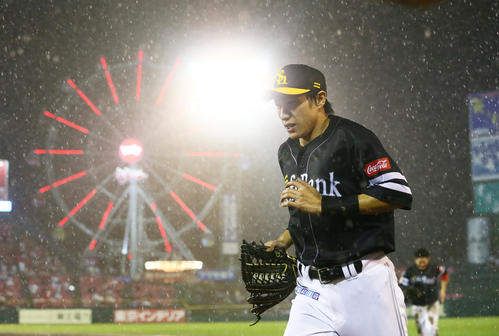 楽天戦で激しい雨のため試合が中断しベンチに駆け足で戻る柳田（2020年9月10日）