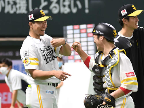 楽天戦で今季初勝利を挙げた千賀（左）は笑顔で捕手の甲斐を迎える（2020年7月7日）