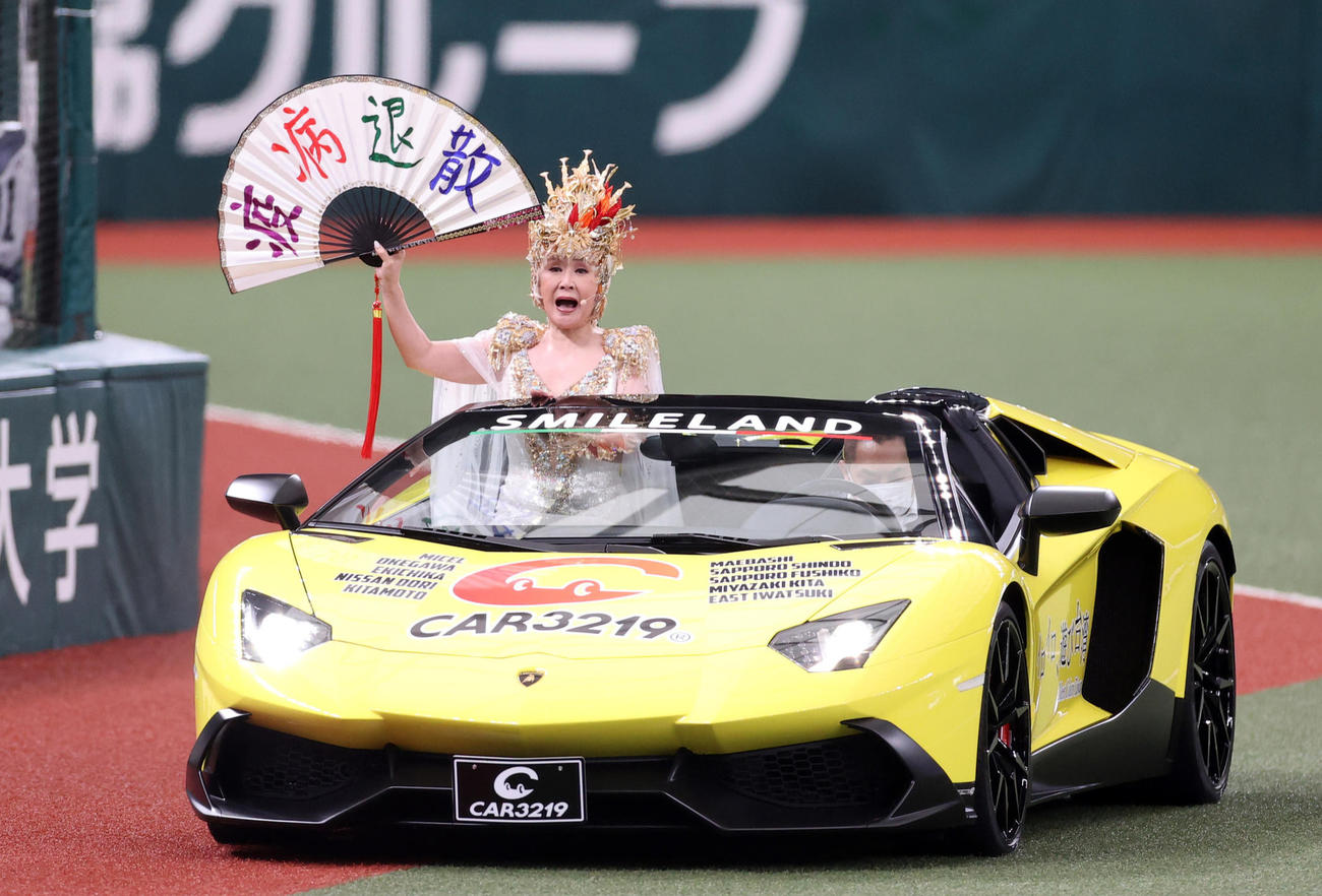 西武－オリックス戦のセレモニアルピッチで、黄色いランボルギーニに乗って登場した小林幸子（撮影・浅見桂子）