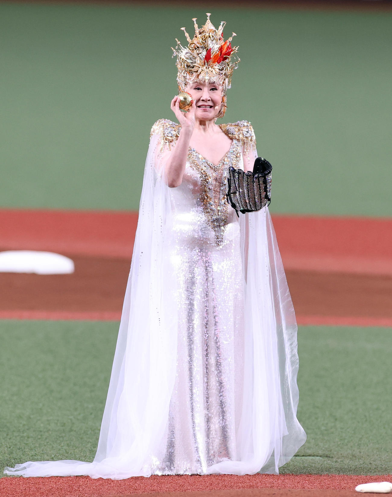 西武－オリックス戦のセレモニアルピッチに登場した小林幸子は、輝くグラブと金のボールを手にする（撮影・浅見桂子）