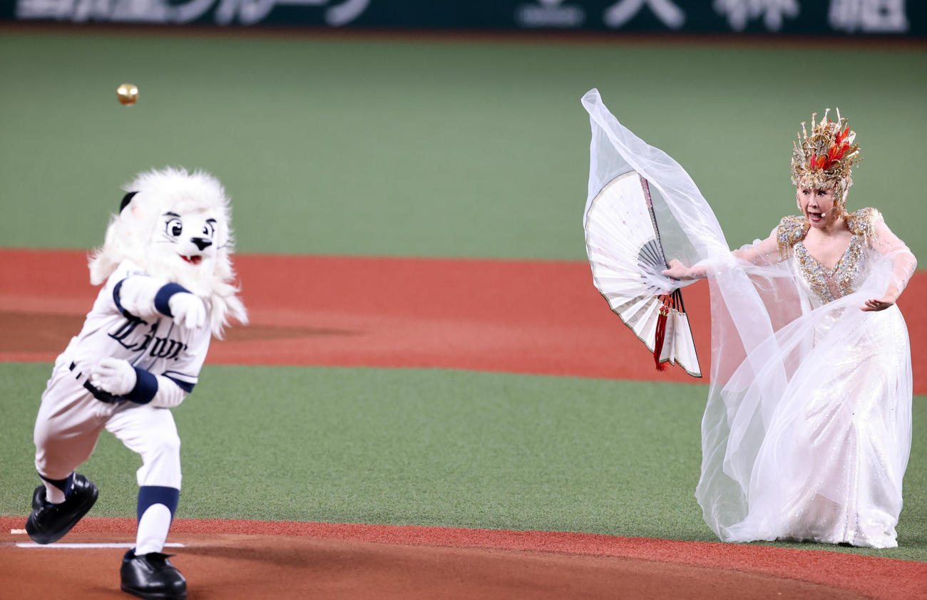 西武－オリックス戦のセレモニアルピッチに登場した小林幸子だったが、投球は結局レオに任せる（撮影・浅見桂子）
