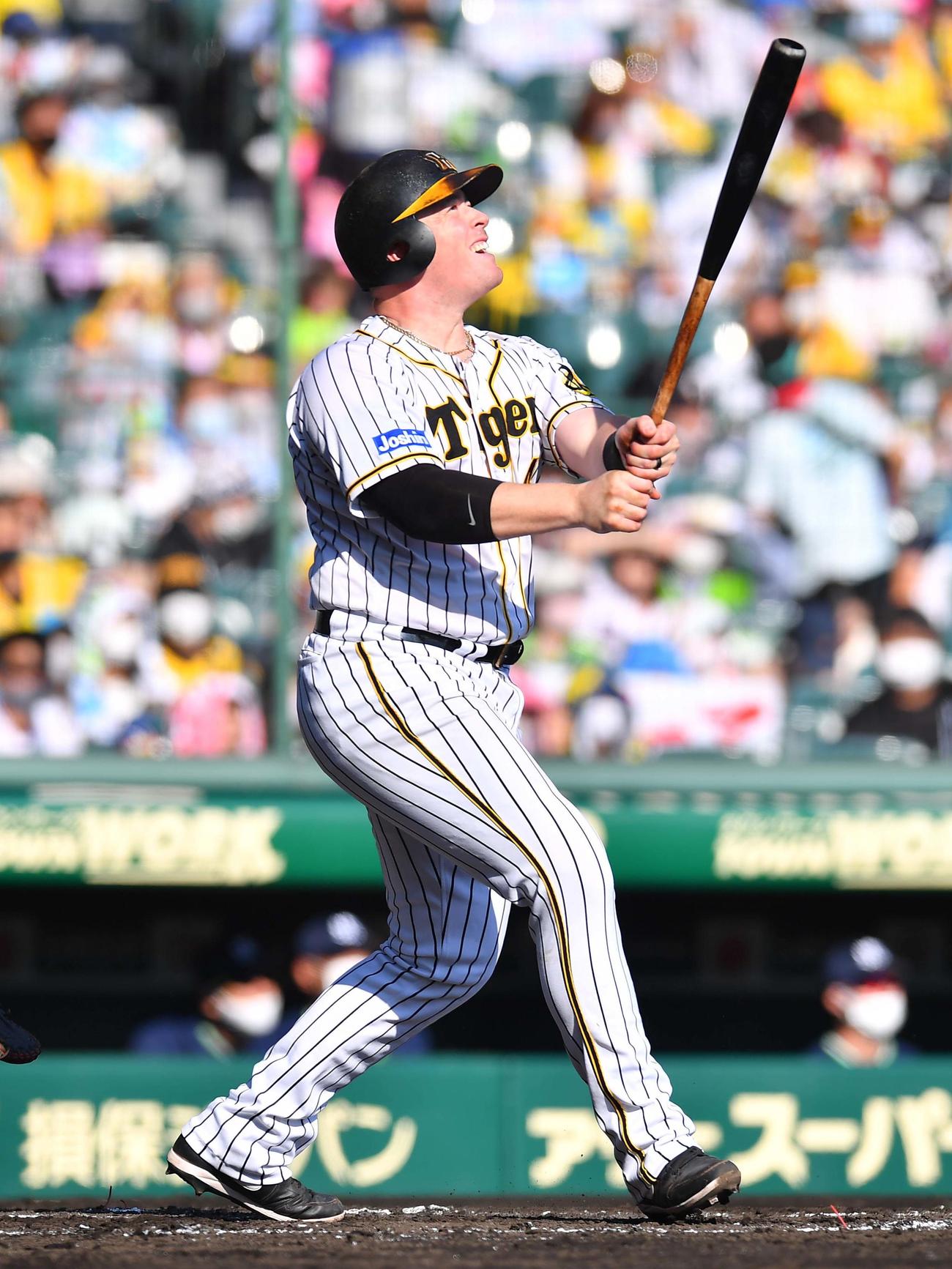 阪神対ヤクルト　1回裏阪神2死一塁、右中間へ2点本塁打を放つジャスティン・ボーア（撮影・上田博志）