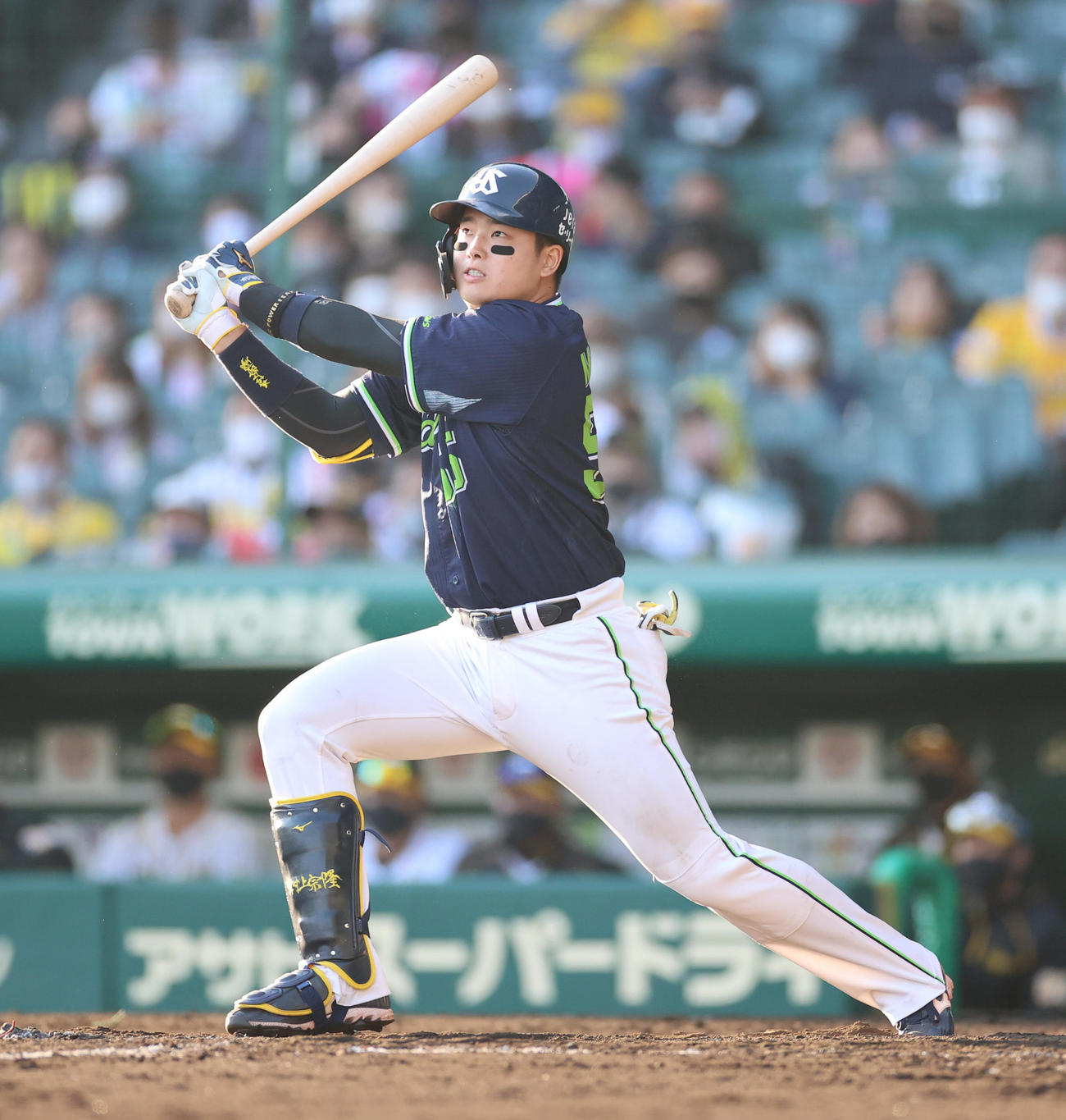 阪神対ヤクルト　5回表ヤクルト1死一、三塁、左越え3点本塁打を放つ村上宗隆（撮影・清水貴仁）