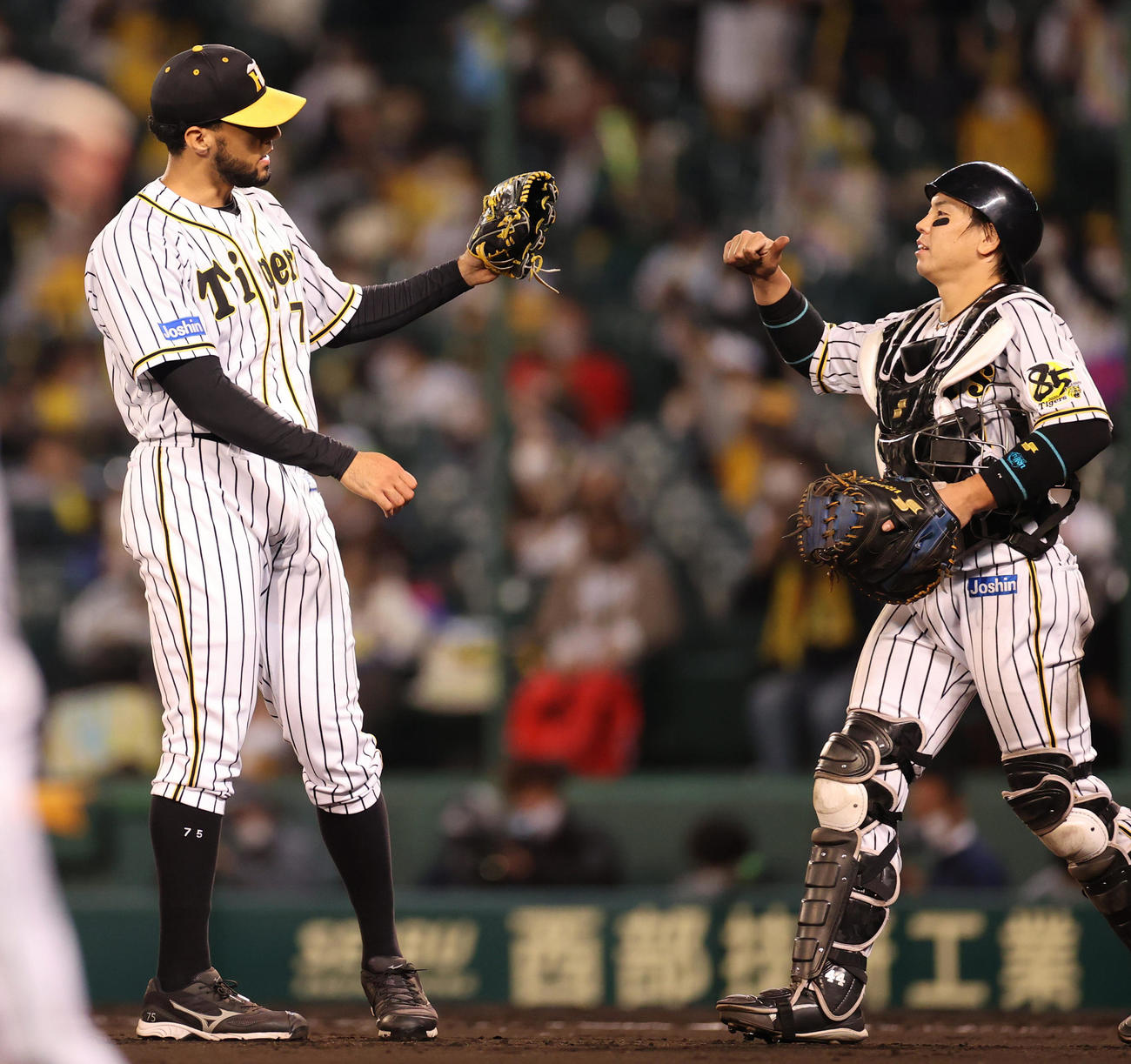 阪神対ヤクルト　9回、失点するもセーブをあげ捕手梅野隆太郎（右）とタッチを交わすロベルト・スアレス（撮影・清水貴仁）