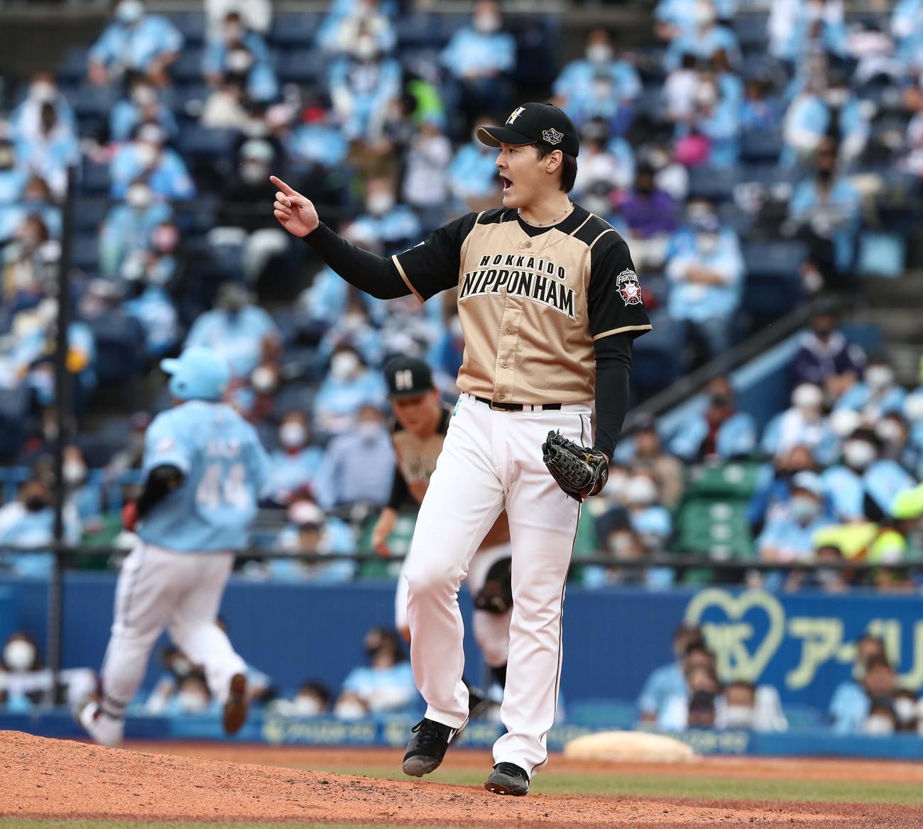 ロッテ対日本ハム　6回裏ロッテ1死一、二塁、井上を併殺にとり叫ぶ有原（撮影・黒川智章）
