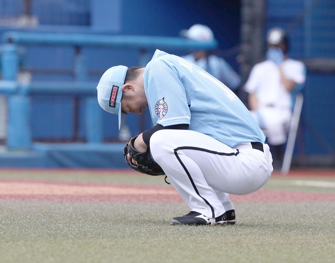 ロッテ対日本ハム　5回表、満塁のピンチでしゃがみ込む美馬（撮影・黒川智章）