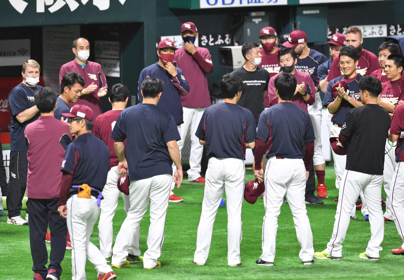 ソフトバンク対楽天　1軍に合流した田中貴也（左端）を拍手で歓迎する楽天ナイン（撮影・岩下翔太）