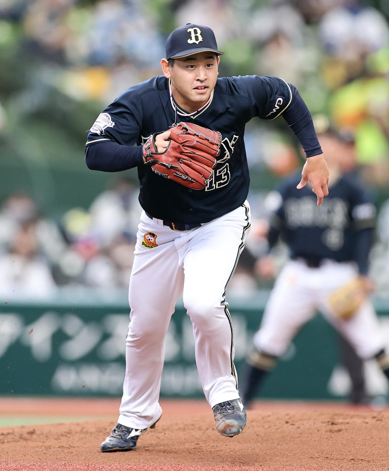 1回裏西武1死、源田を一ゴロに仕留めてダッシュする宮城（撮影・浅見桂子）