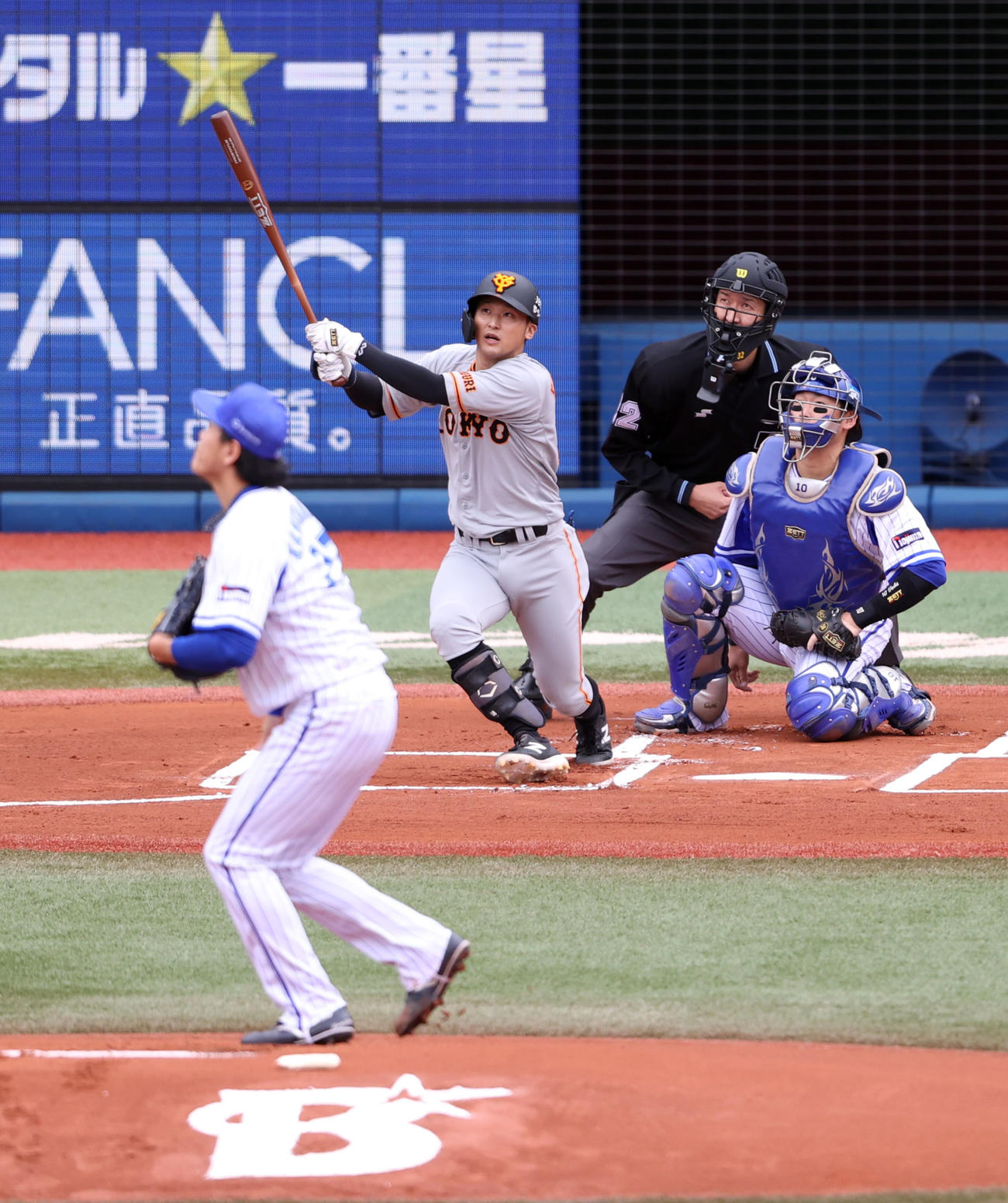 DeNA対巨人　1回表巨人無死、初球、先頭打者弾を放つ吉川尚。投手上茶谷（撮影・狩俣裕三）