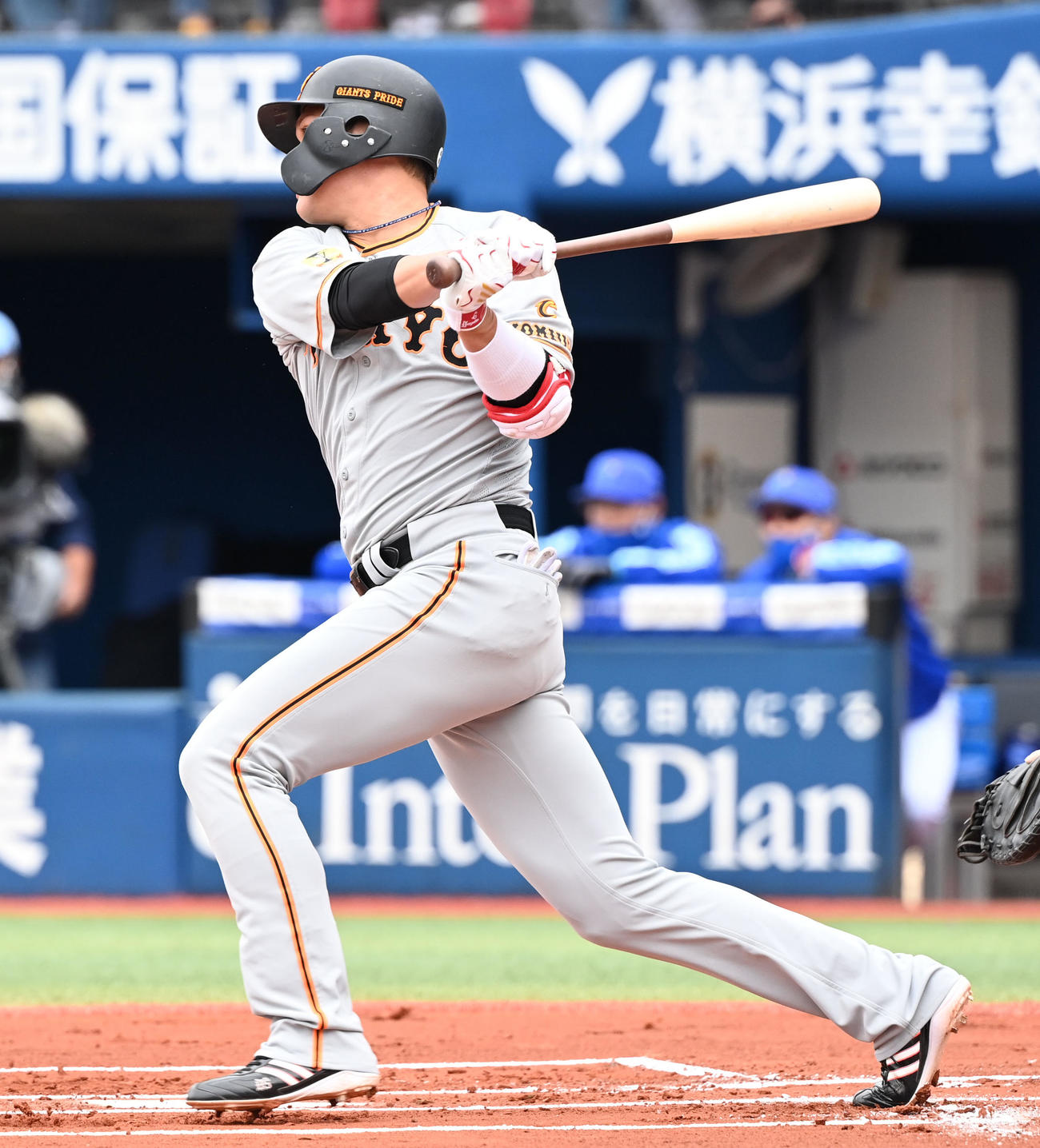 DeNA対巨人　1回表巨人1死、坂本は右前打を放つ（撮影・山崎安昭）
