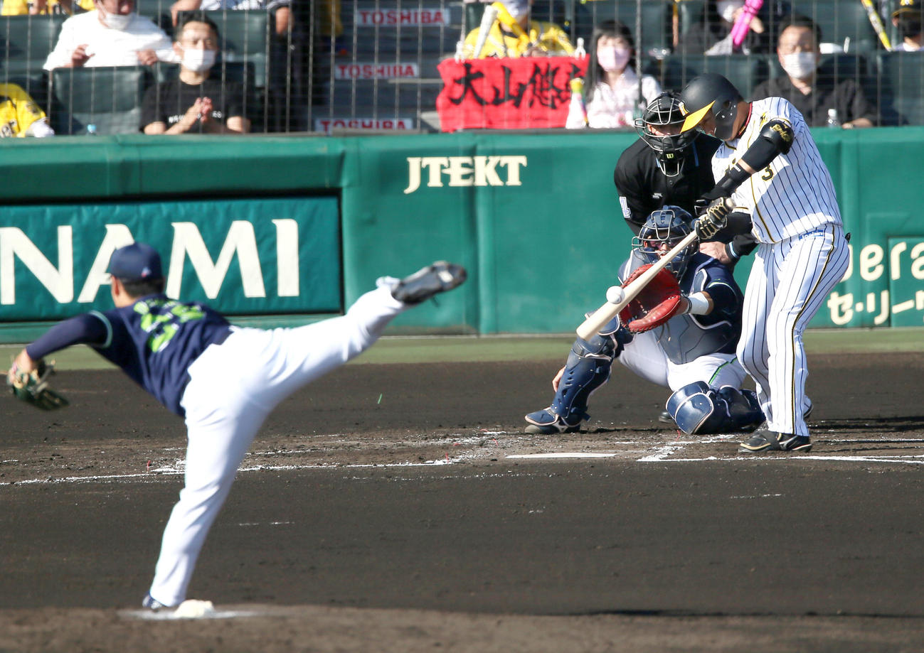 阪神対ヤクルト　1回裏阪神1死二、三塁、大山は右前2点適時打を放つ（撮影・上山淳一）