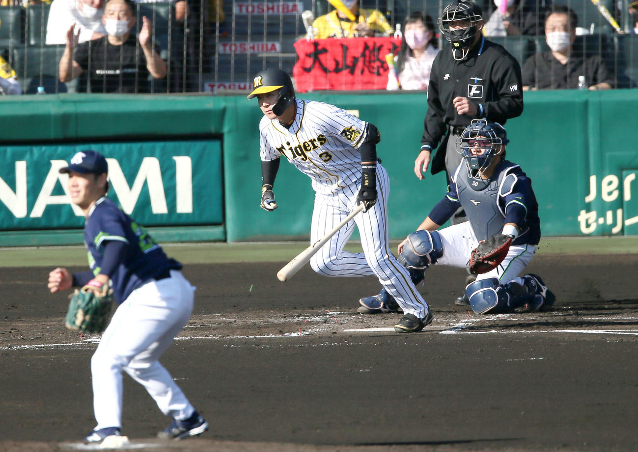 阪神対ヤクルト　1回裏阪神1死二、三塁、大山は右前2点適時打を放つ（撮影・上山淳一）