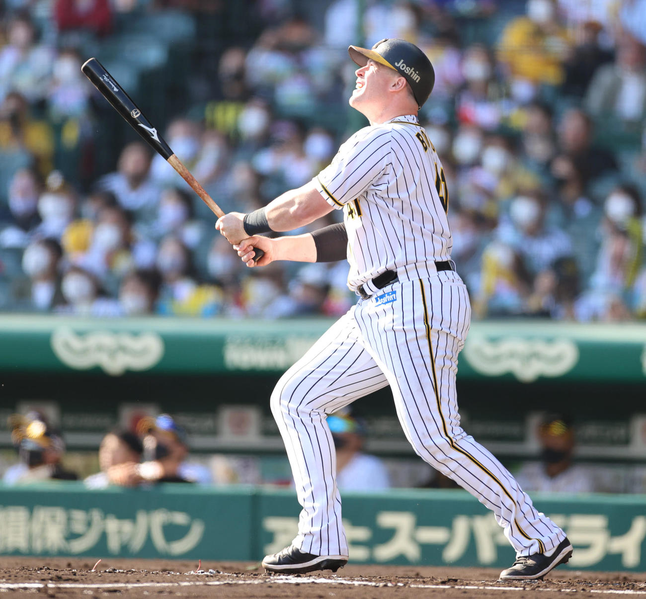 阪神対ヤクルト　1回裏阪神2死二塁、右中間へ2点本塁打を放つジャスティン・ボーア（撮影・清水貴仁）