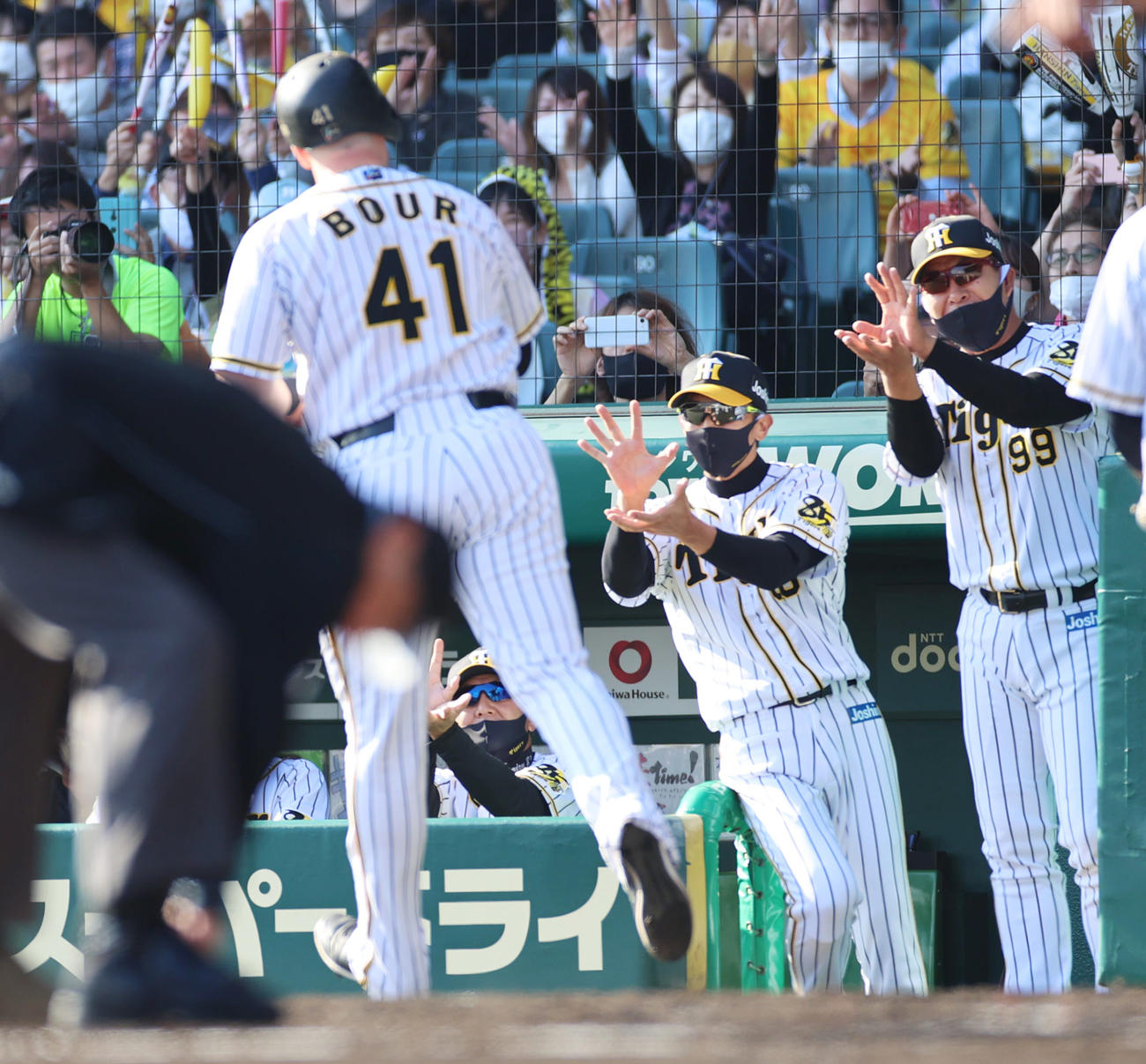 阪神対ヤクルト　1回裏阪神2死二塁、右中間へ2点本塁打を放ち生還するジャスティン・ボーアと出迎える矢野耀大監督（中央）（撮影・清水貴仁）