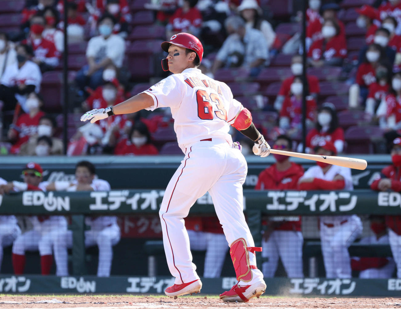 4回裏広島1死、西川龍馬は先制左越え本塁打を放つ（撮影・加藤孝規）