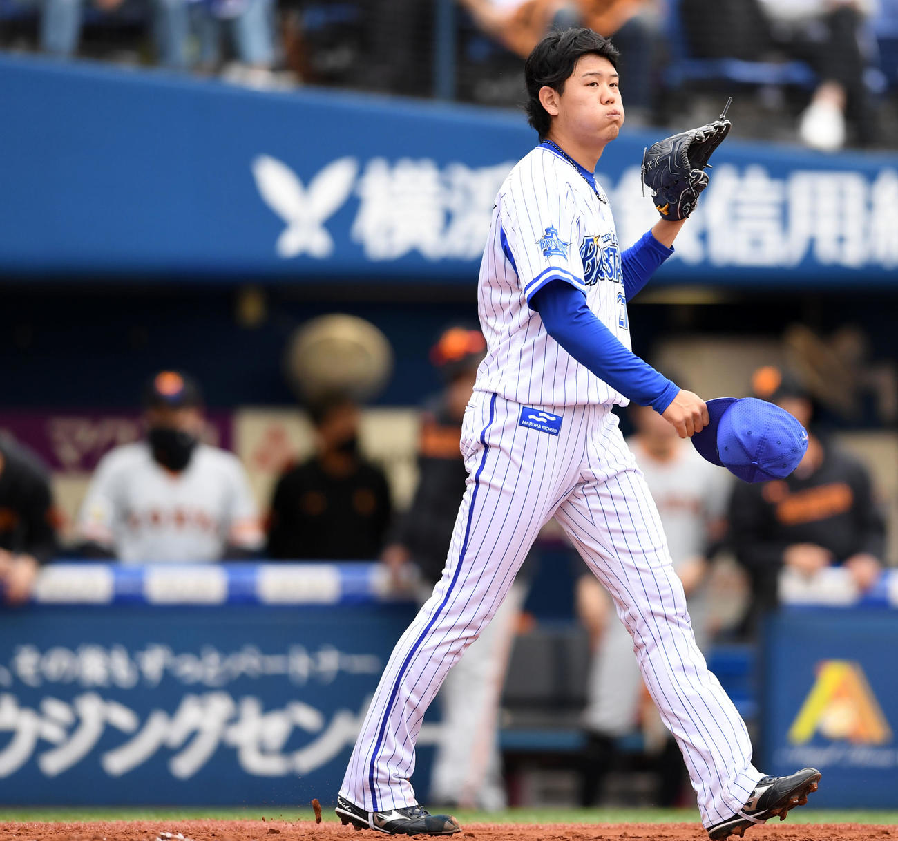 DeNA対巨人　3回表巨人1死一、二塁、田中俊に中前適時打を浴び肩を落とす上茶谷（撮影・横山健太）