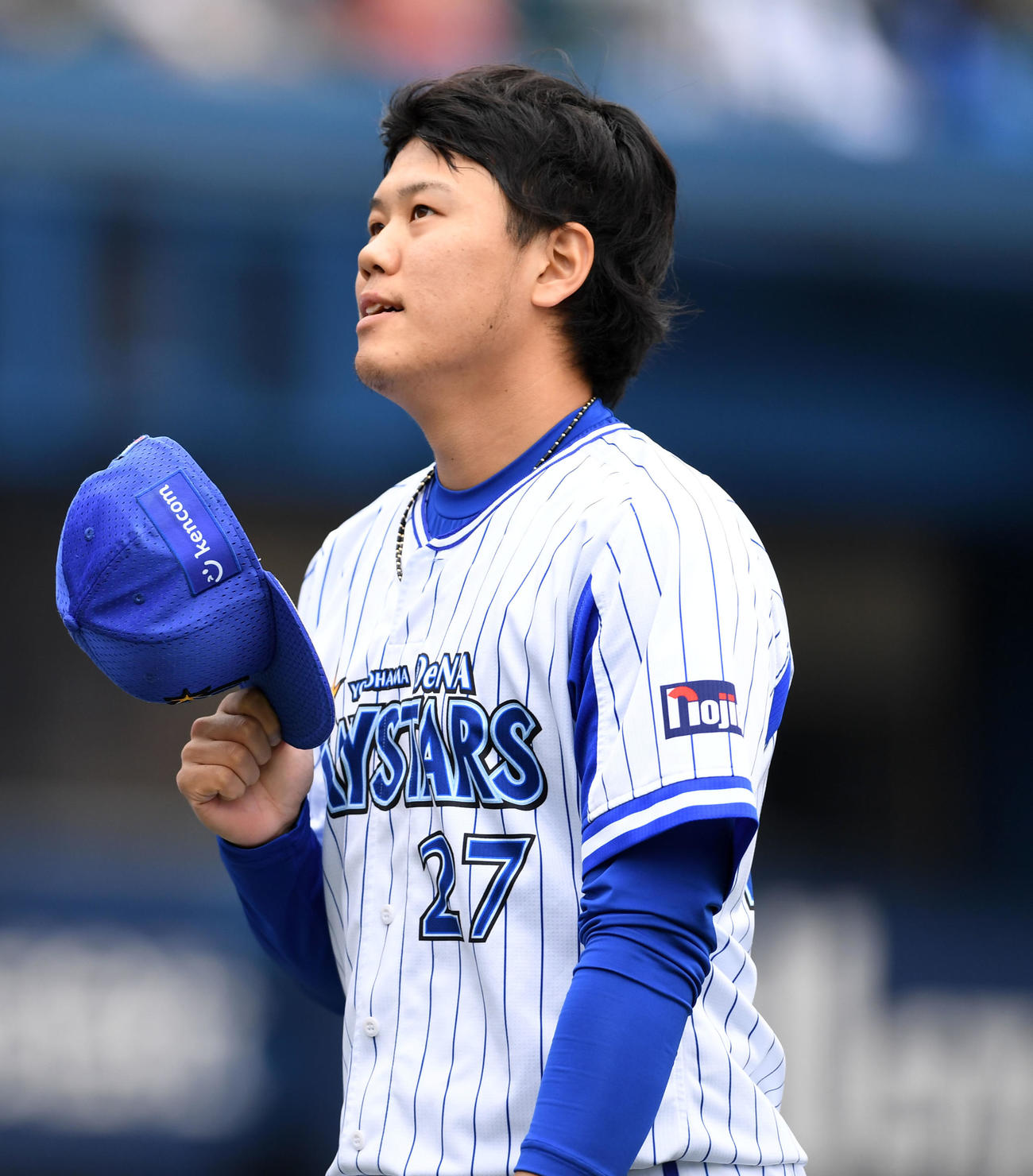 DeNA対巨人　1回表終了後、悔しげな表情でベンチへ引き揚げるDeNA上茶谷（撮影・横山健太）