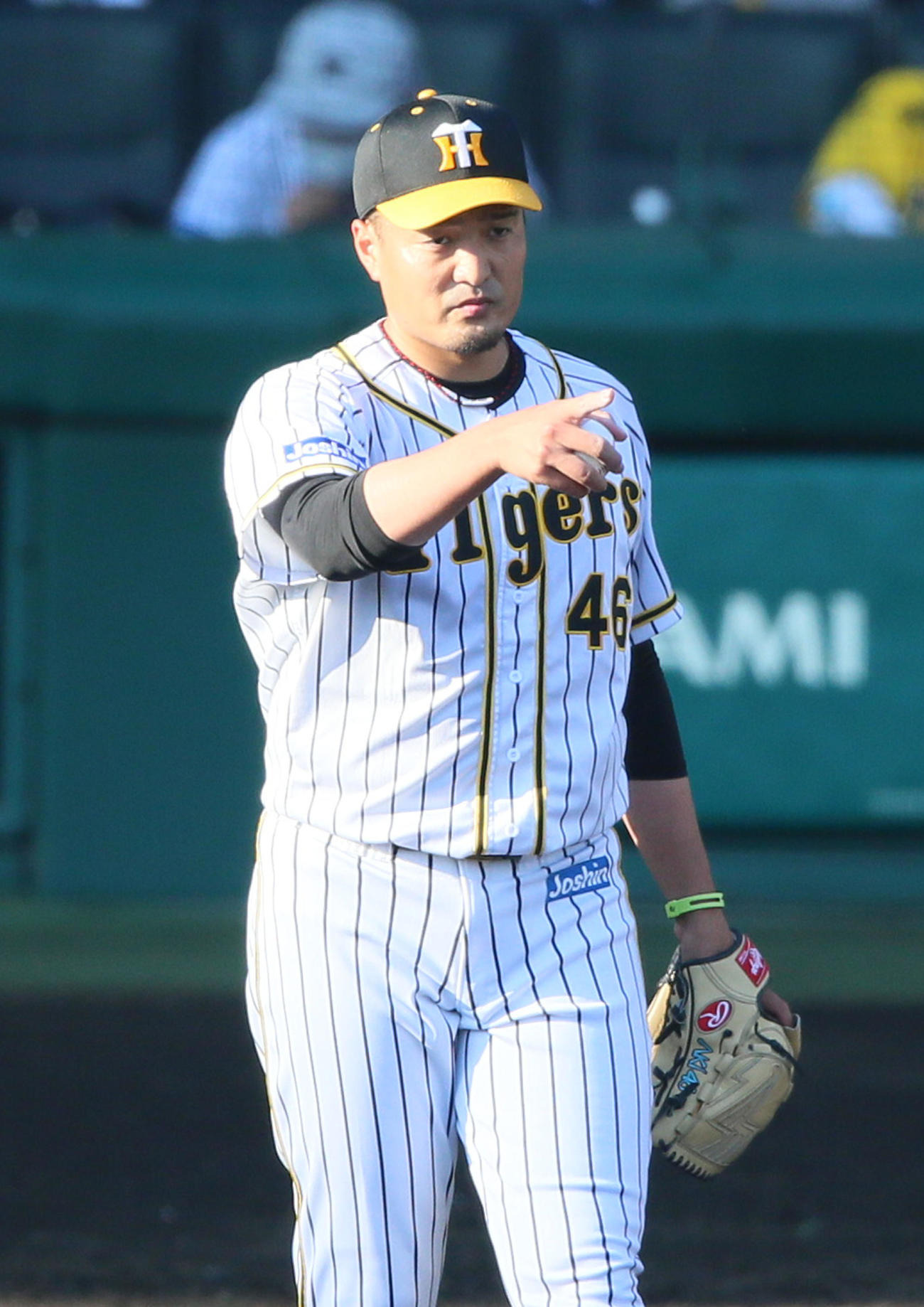 阪神対ヤクルト　4回表ヤクルト無死一、二塁、秋山は西浦を遊ゴロ併殺に仕留め野手を指さす（撮影・上山淳一）