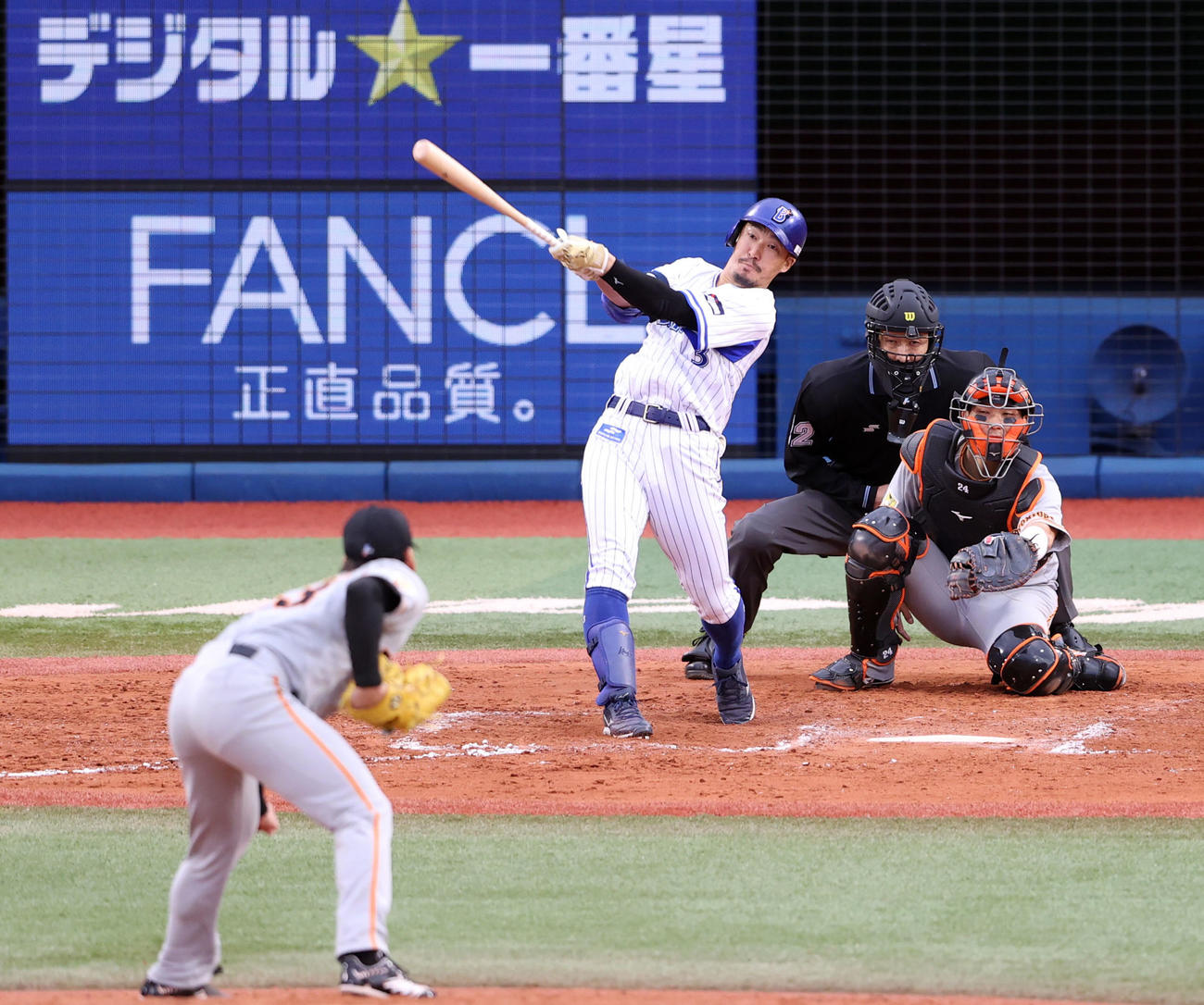 DeNA対巨人　7回裏DeNA無死満塁、満塁弾を放つ梶谷。投手高梨（撮影・狩俣裕三）