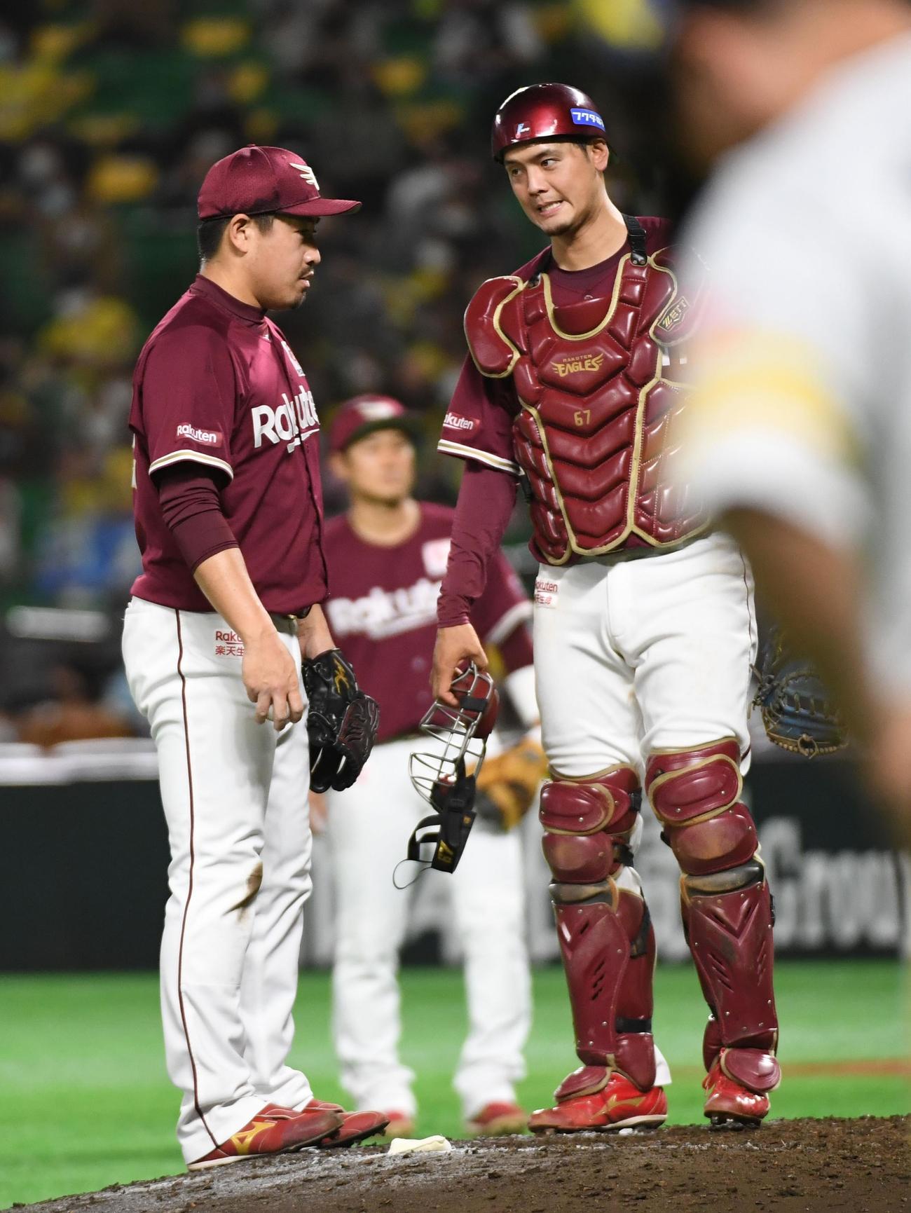 ソフトバンク対楽天　8回裏ソフトバンク1死二塁、牧田和久は周東佑京に右翼線適時二塁打を浴びる（撮影・今浪浩三）