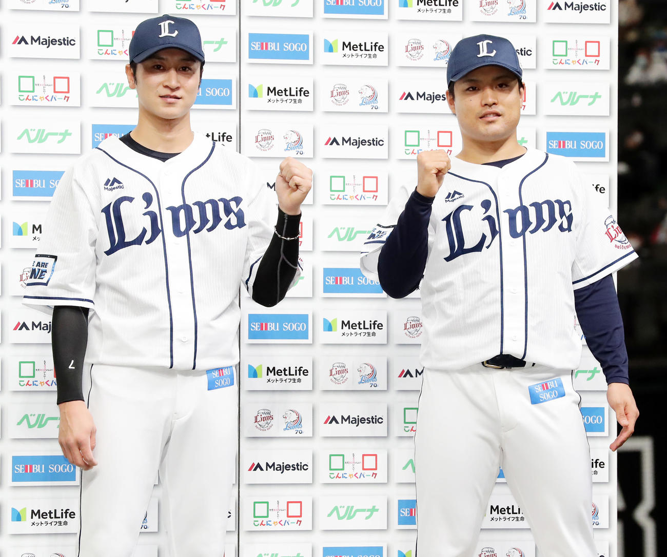西武対オリックス　ヒーローインタビューを終えガッツポーズする金子（左）と松本（撮影・浅見桂子）