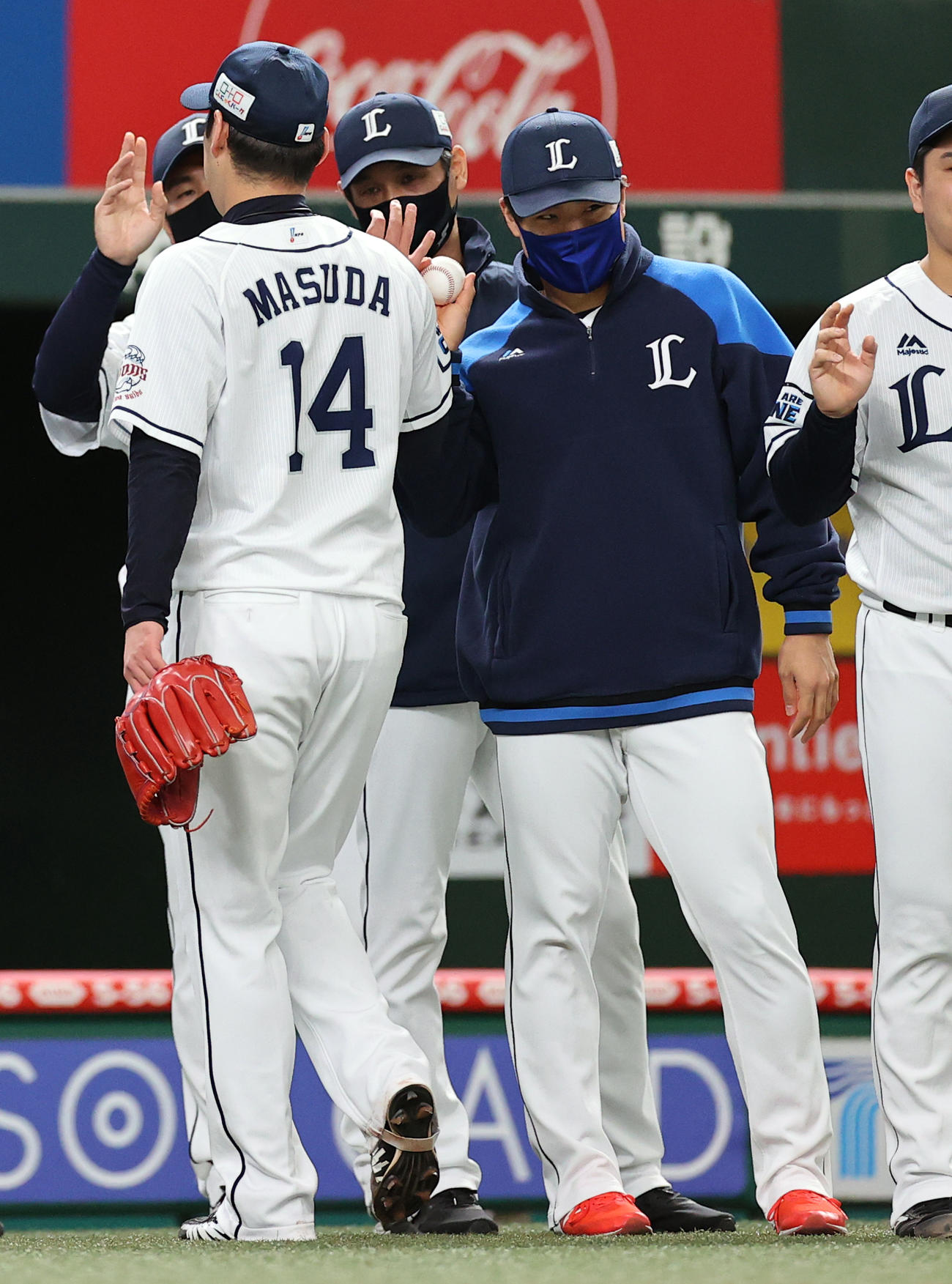 西武対オリックス　勝利投手の松本（右）は、増田（手前）からウイニングボールを受け取る（撮影・浅見桂子）