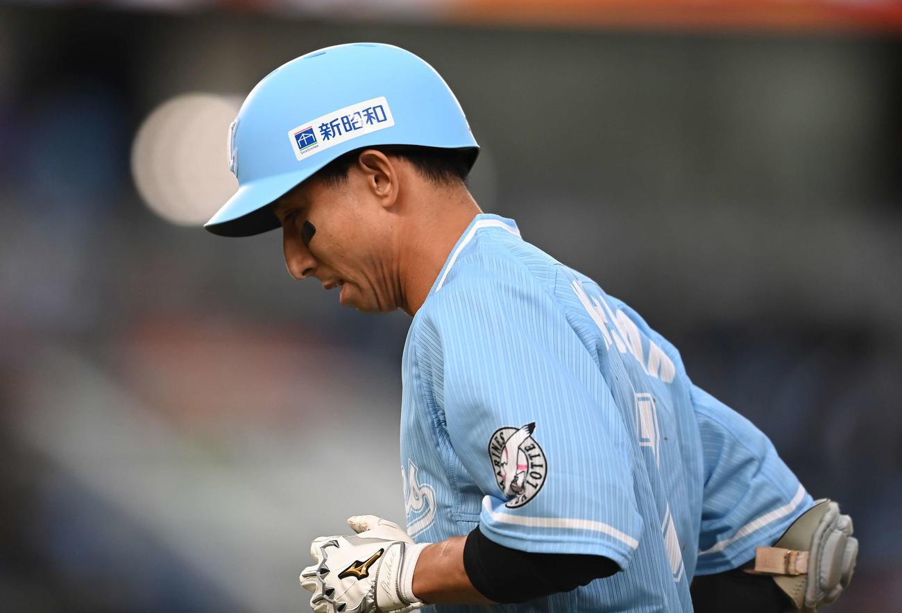 ロッテ対日本ハム　8回裏ロッテ2死二、三塁、二ゴロに倒れ悔しげな表情の福田秀（撮影・鈴木みどり）