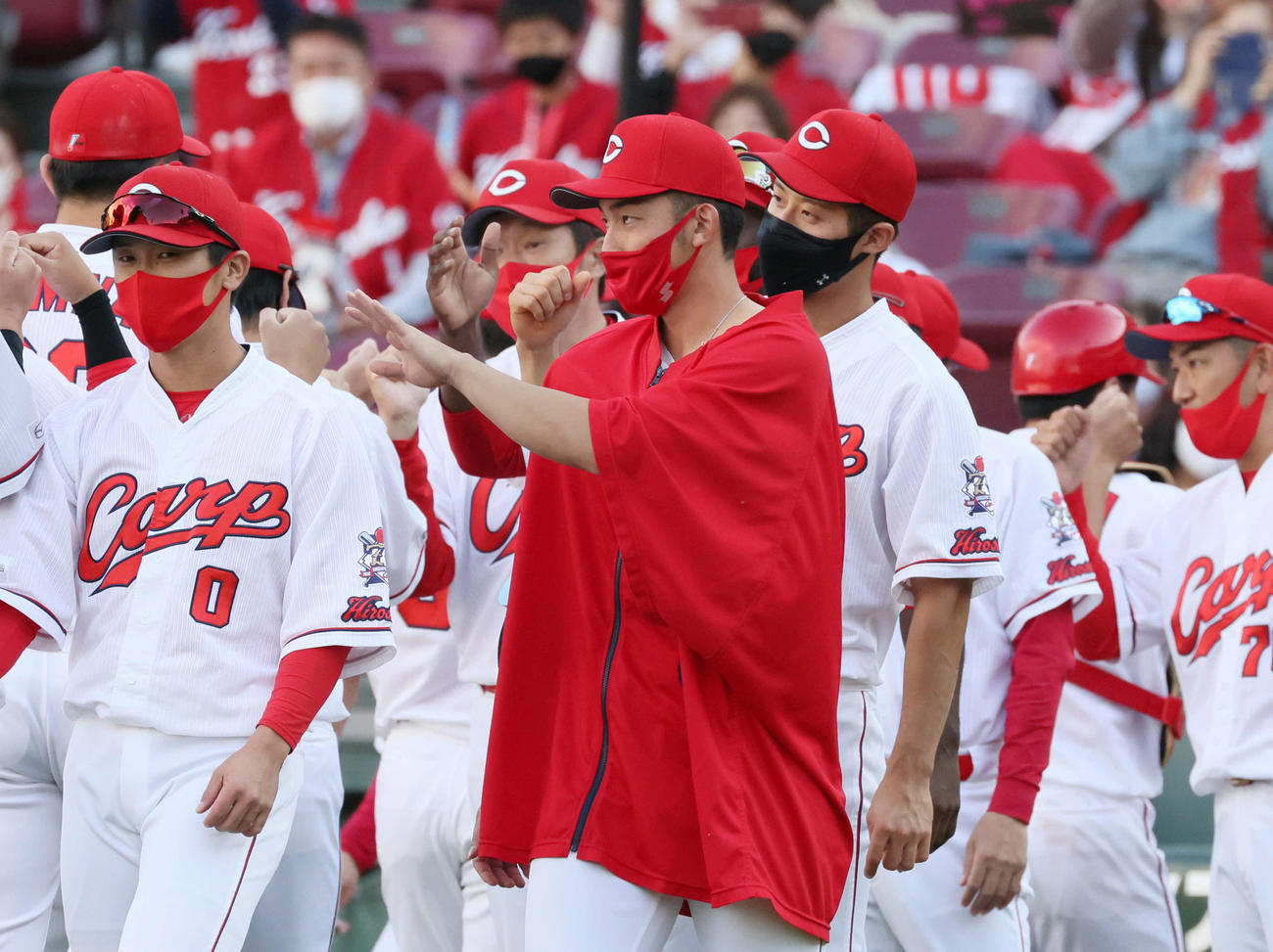広島対中日　中日に勝った広島ナインを迎える先発の中村祐（中央）（撮影・加藤孝規）
