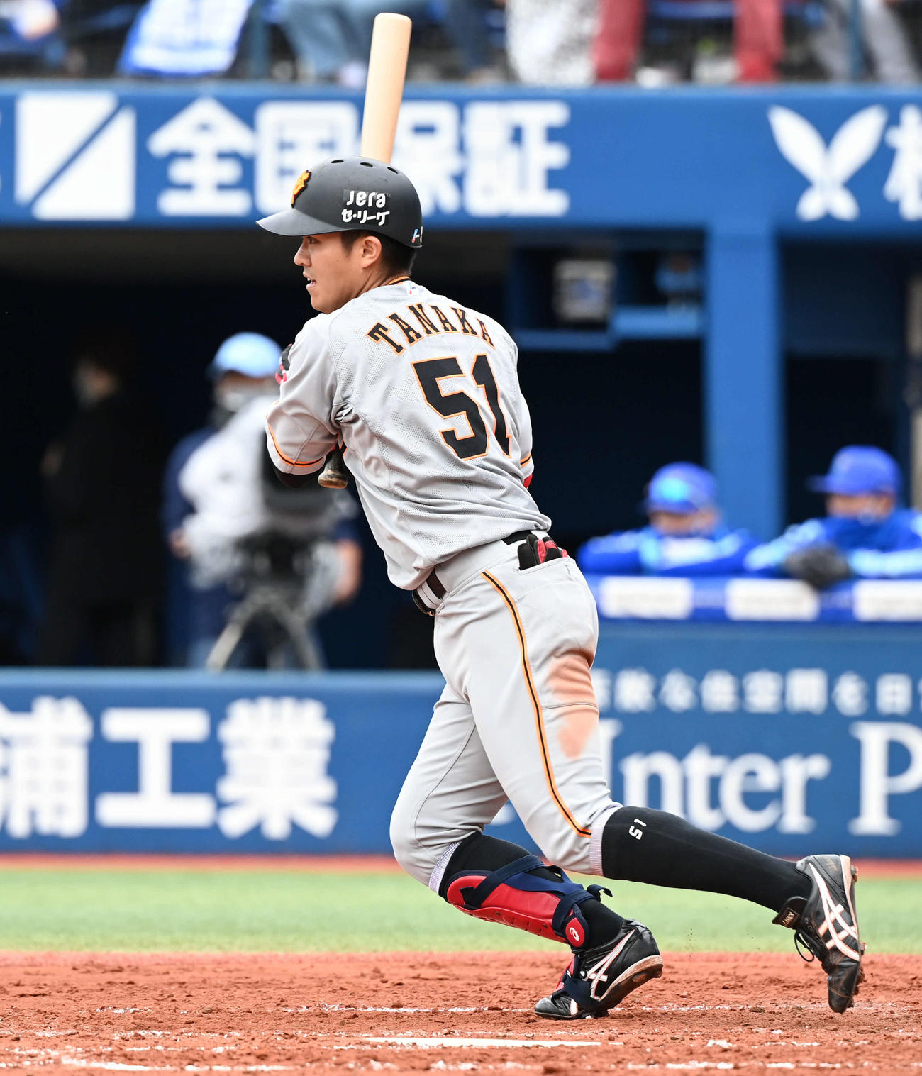 DeNA対巨人　3回表巨人1死一、二塁、田中俊は中前適時打を放つ（撮影・山崎安昭）
