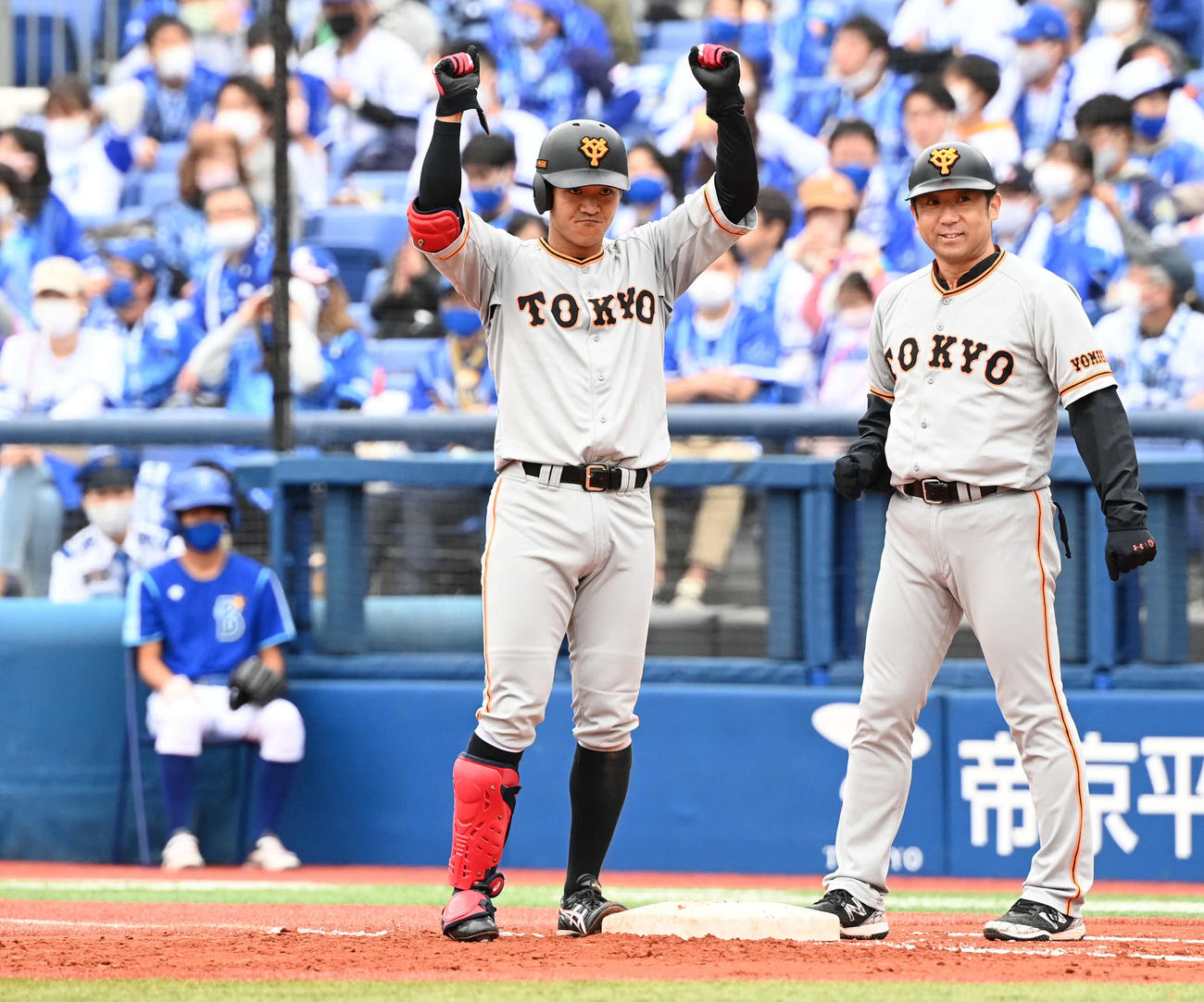 DeNA対巨人　3回表巨人1死一、二塁、適時打を放ちガッツポーズの田中俊。右は古城コーチ（撮影・山崎安昭）