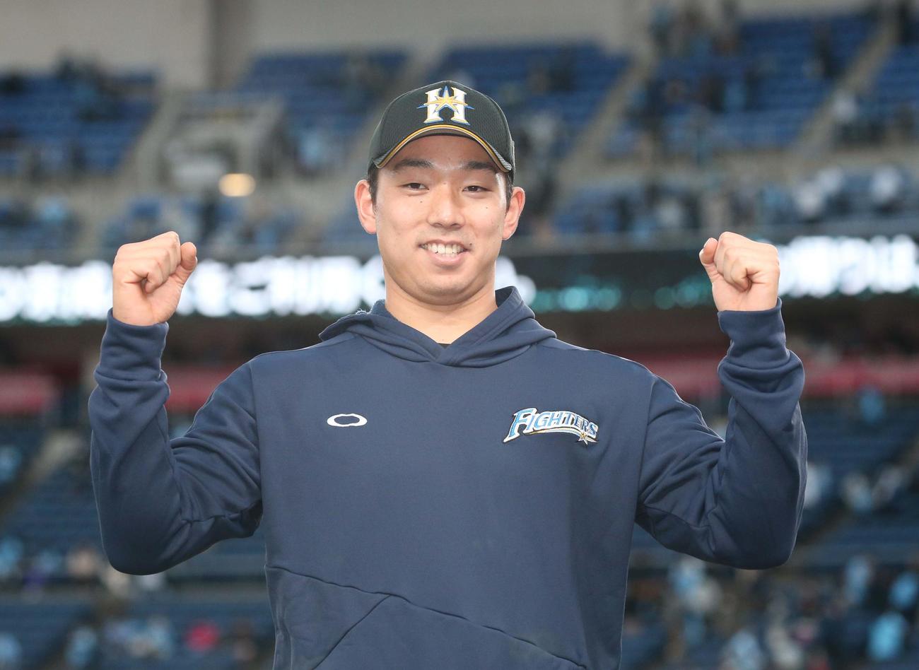 ロッテ対日本ハム　試合後、ガッツポーズの宇佐見（撮影・黒川智章）