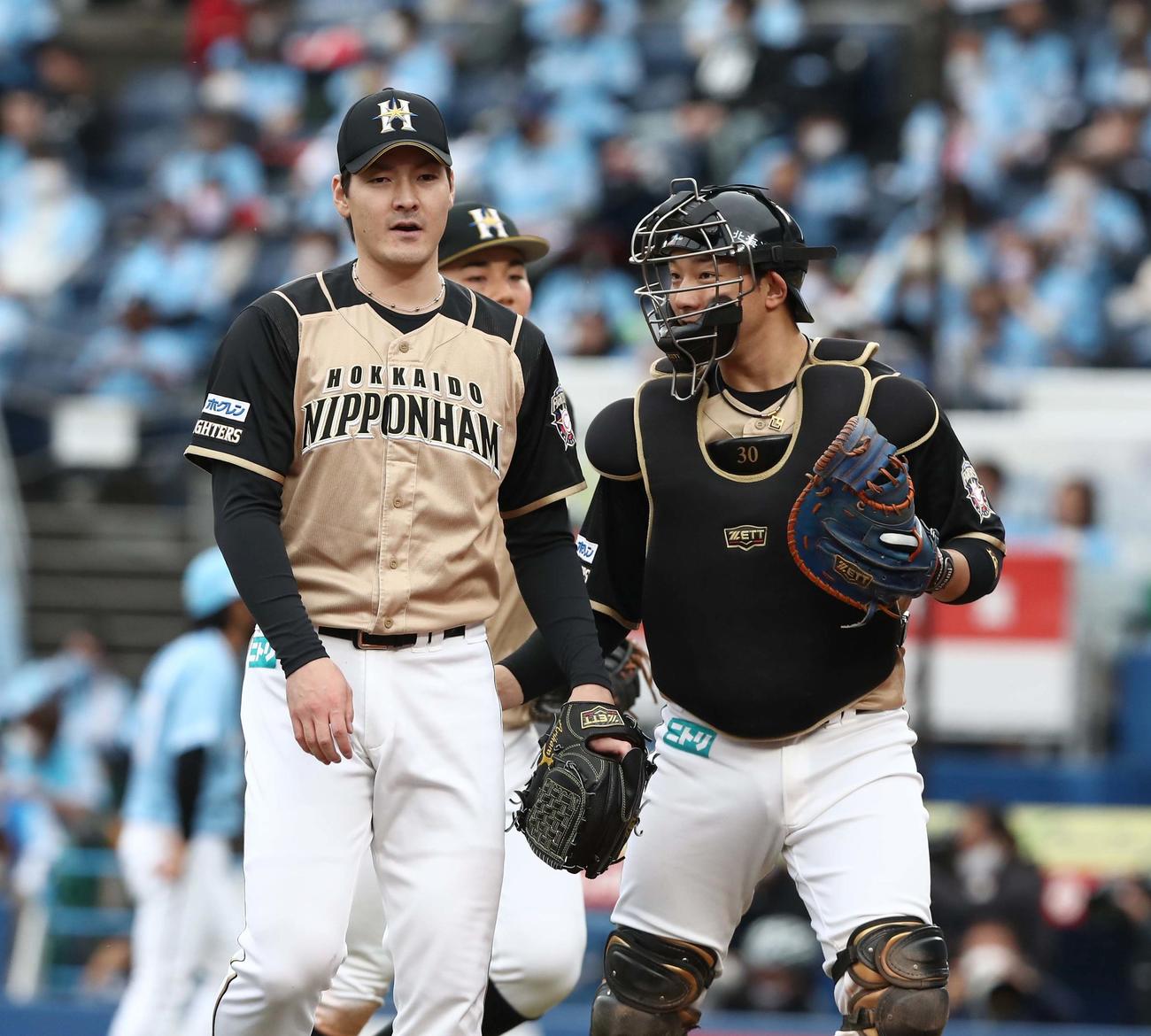 ロッテ対日本ハム　好投の有原（左）を出迎える宇佐見（撮影・黒川智章）