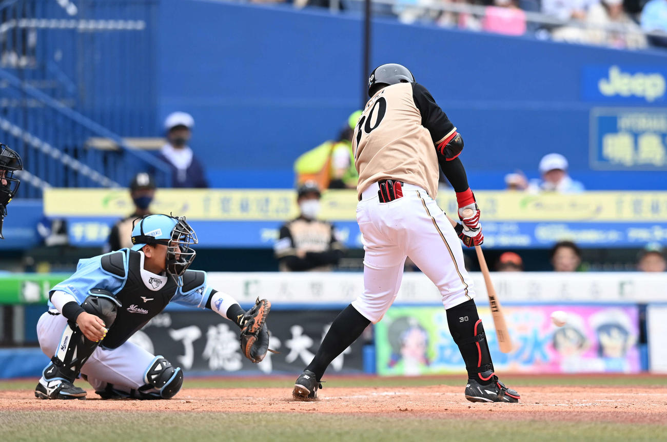 ロッテ対日本ハム　5回表日本ハム1死二、三塁、右2点適時打を放つ宇佐見（撮影・鈴木みどり）