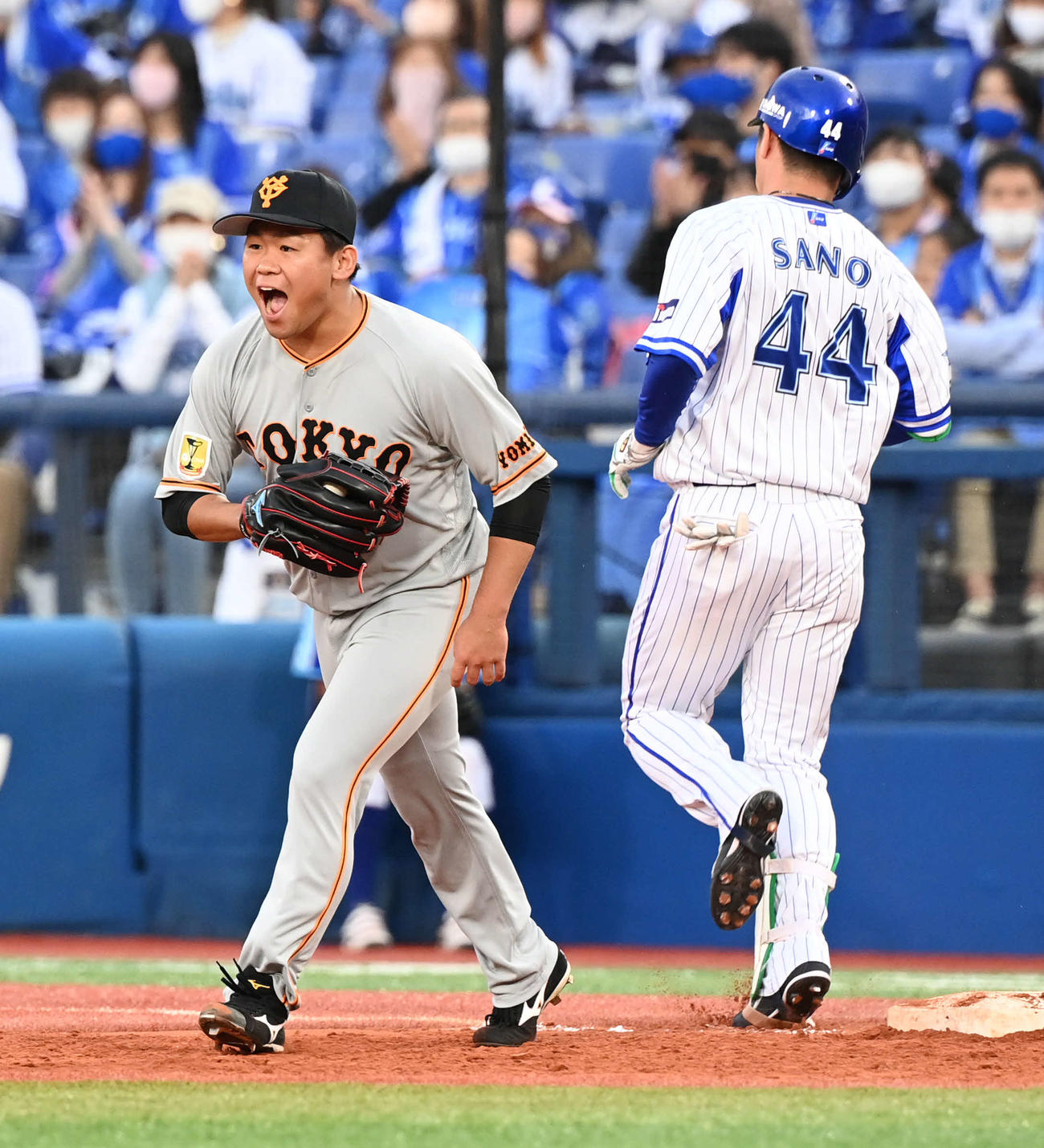 DeNA対巨人　7回裏DeNA1死一塁、田口（左）は佐野に二ゴロを打たせて併殺に仕留め雄たけびを上げる（撮影・山崎安昭）