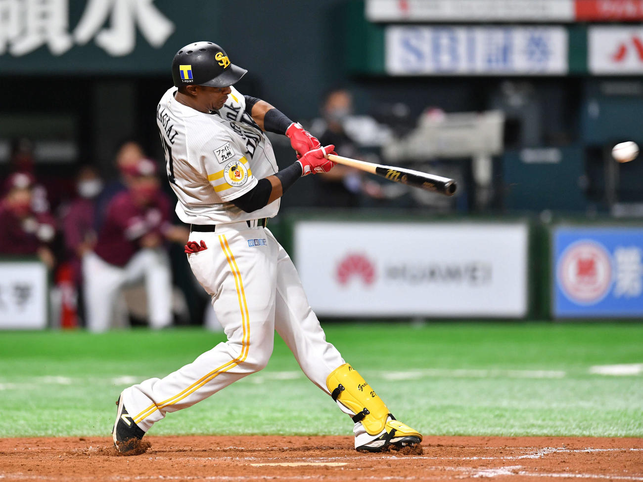 ソフトバンク対楽天24回戦　8回裏ソフトバンク2死三塁、ジュリスベル・グラシアルは中前適時打を放つ（撮影・岩下翔太）