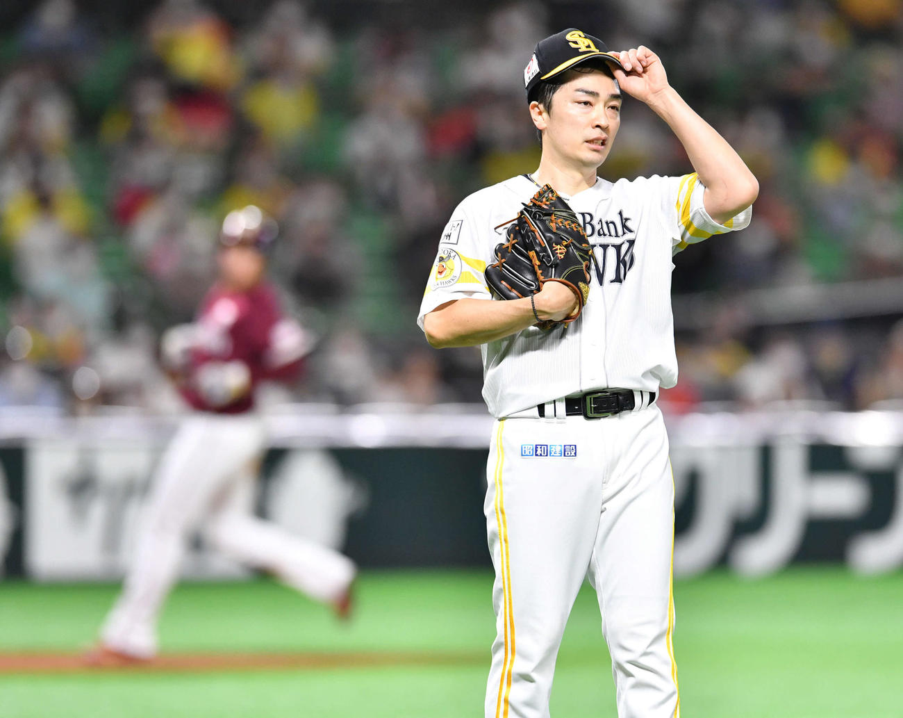 4回表楽天2死満塁、下水流の遊ゴロを川瀬が一塁へ悪送球し同点とされ、肩を落とす和田　（撮影・岩下翔太）