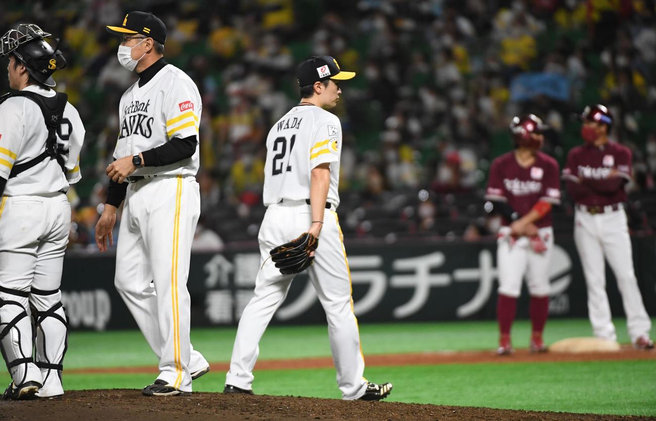 5回表楽天1死一、三塁、降板する先発和田毅（撮影・今浪浩三）