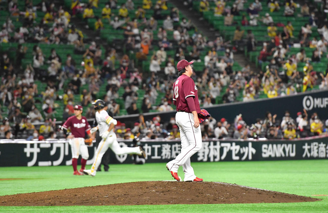 ソフトバンク対楽天24回戦　8回裏ソフトバンク2死一、二塁、真砂勇介に左越え3点本塁打を打たれ肩を落とす宋家豪（撮影・岩下翔太）