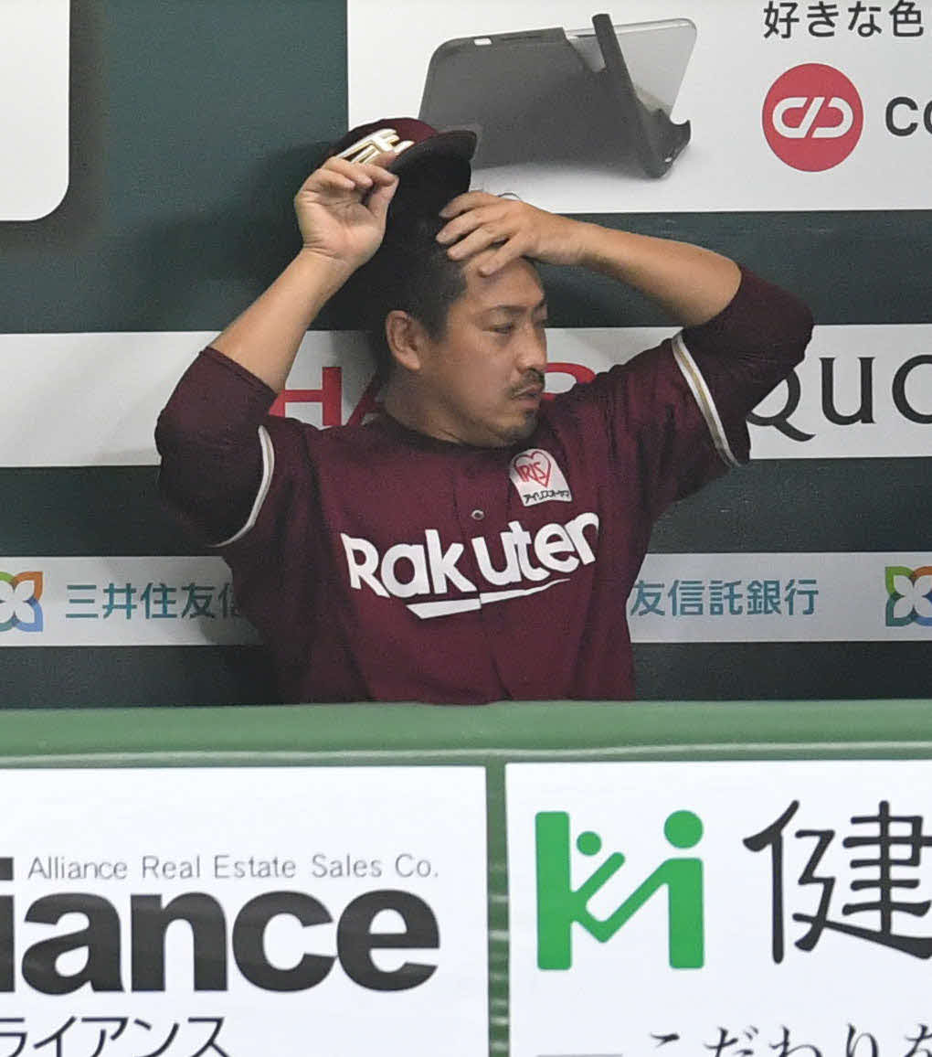 ソフトバンク対楽天24回戦　8回裏、ソフトバンクに勝ち越しを許して降板となり、ベンチで頭を抱える牧田和久（撮影・岩下翔太）