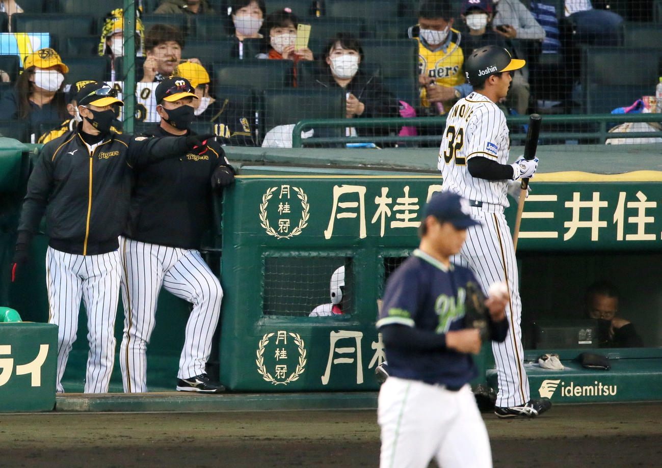 阪神対ヤクルト　7回裏阪神2死一塁、矢野監督（左）は井上を代打に送る、手前は寺島（撮影・上山淳一）
