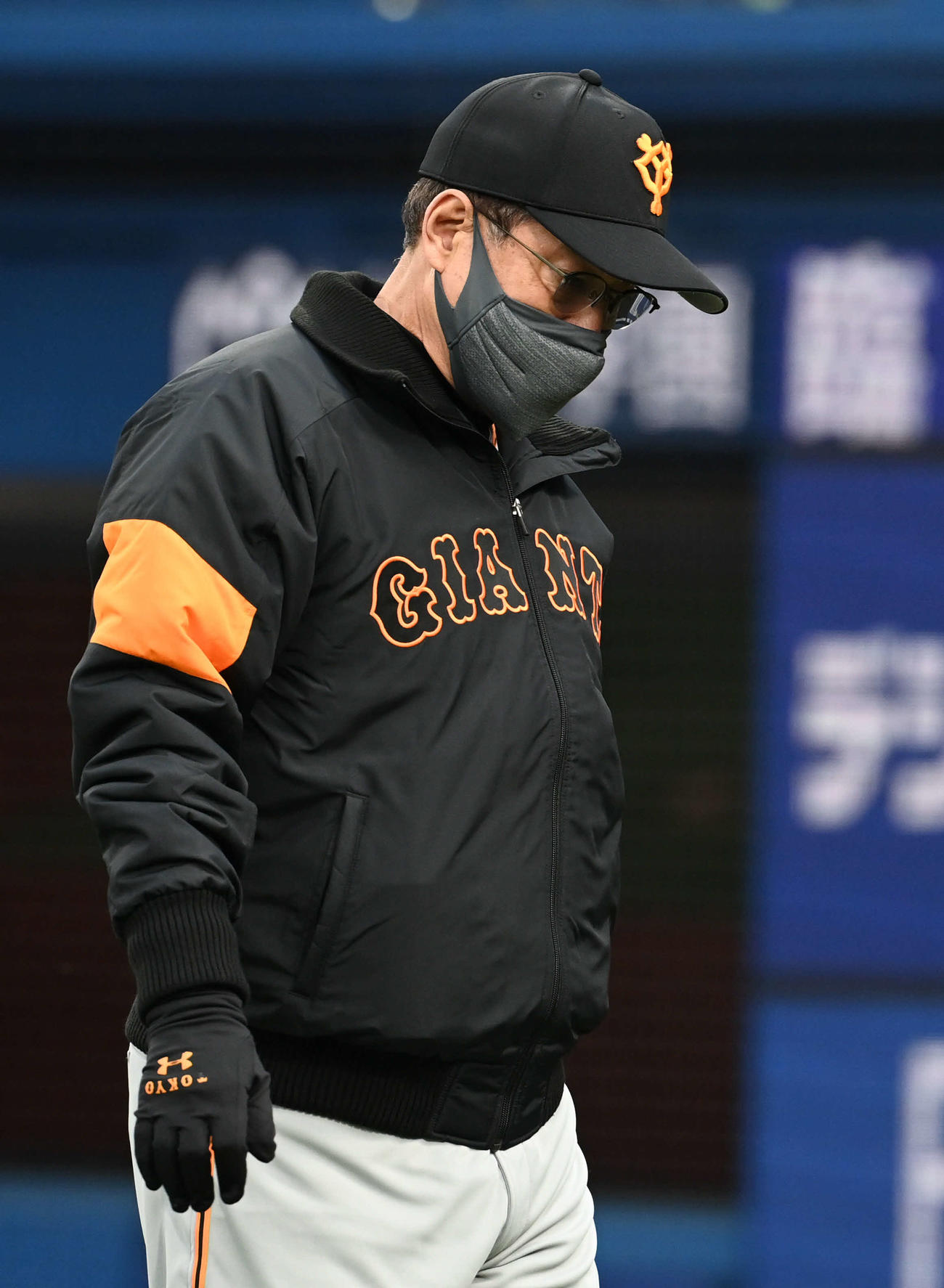 DeNA対巨人　7回途中、畠を降板させてベンチに戻る巨人原監督（撮影・山崎安昭）