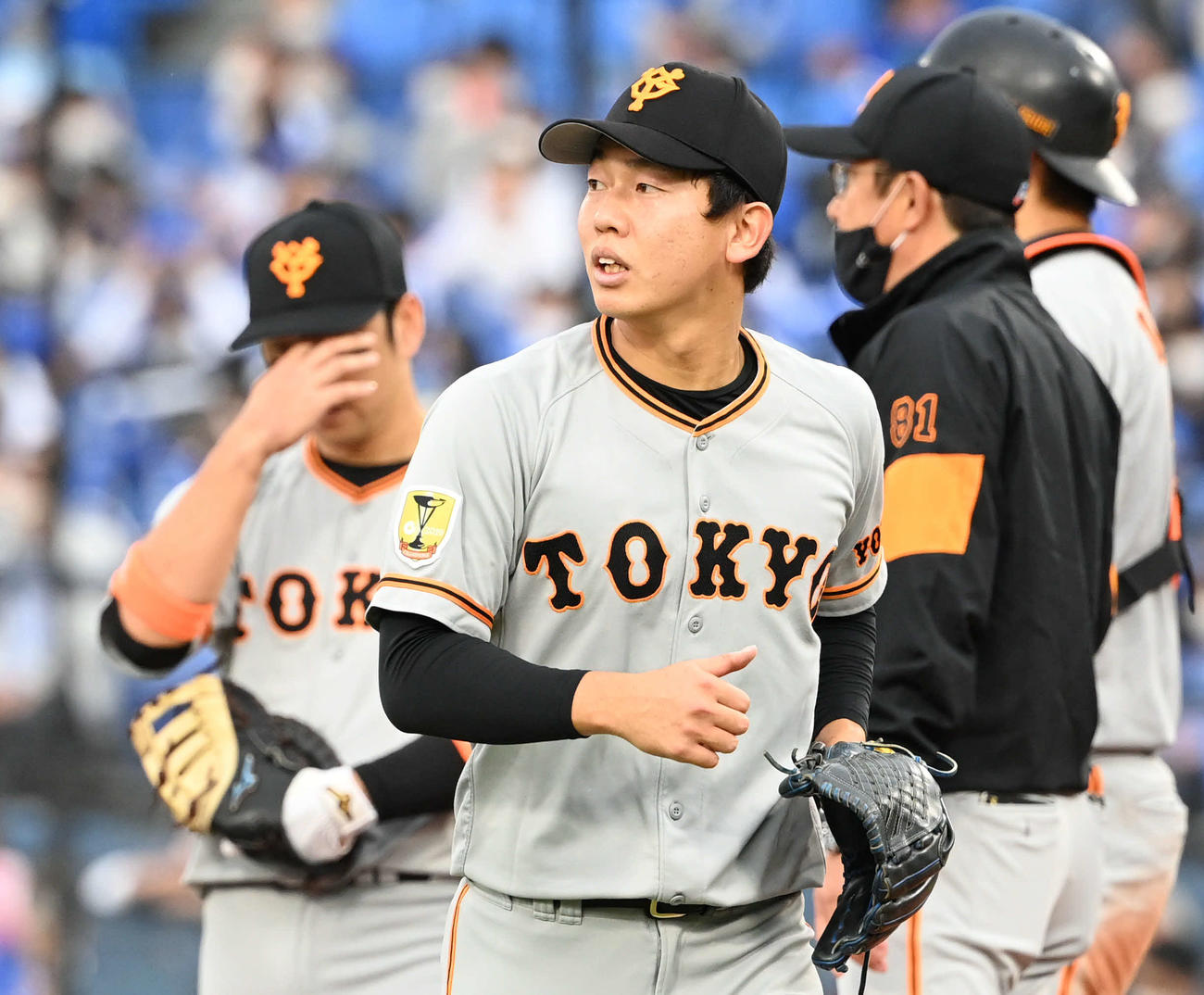 DeNA対巨人　7回途中、マウンドを降りる巨人畠（撮影・山崎安昭）