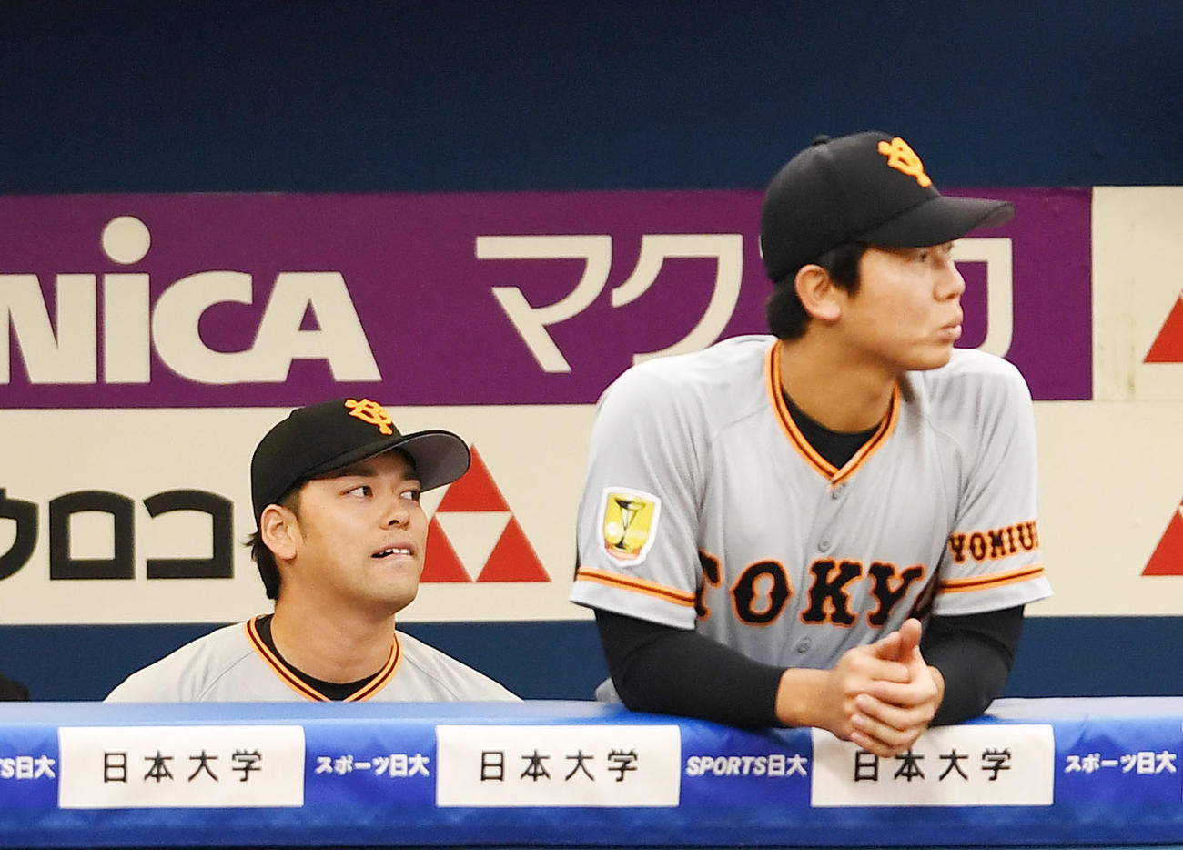 DeNA対巨人　7回裏途中で降板しベンチで悔しげな表情を見せる巨人高梨（左）。右は畠（撮影・横山健太）
