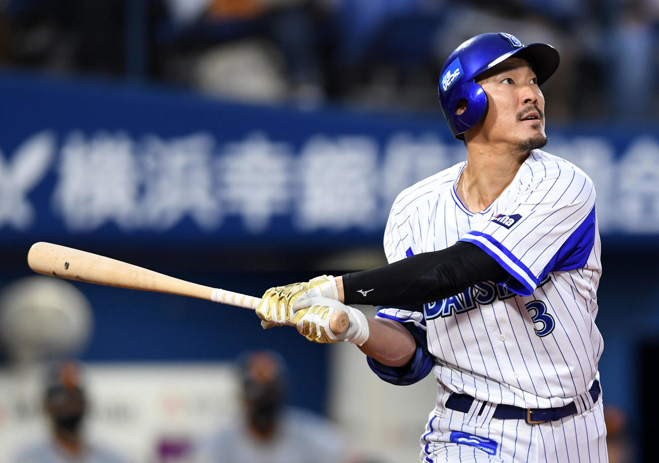 DeNA対巨人　8回裏DeNA2死三塁、右越え2点本塁打を放つ梶谷（撮影・横山健太）
