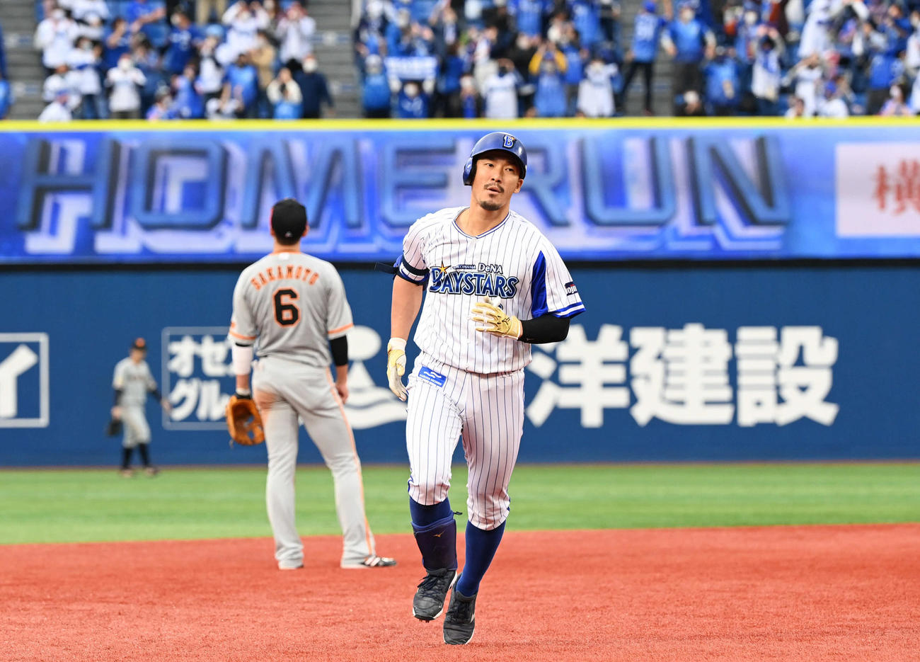 DeNA対巨人　7回裏DeNA無死満塁、満塁本塁打を放ちダイヤモンドを回る梶谷（撮影・山崎安昭）