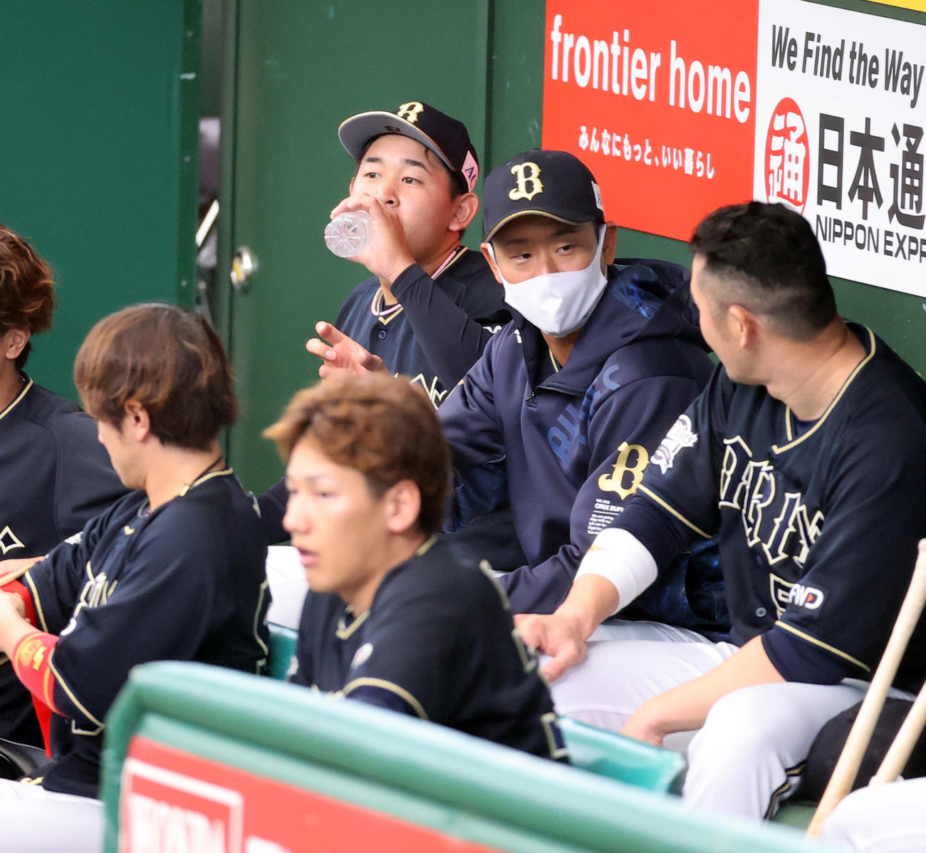 西武対オリックス　2回裏西武に3点を奪われ、ベンチで悔しそうに水をあおるオリックス先発の宮城（奥）（撮影・浅見桂子）