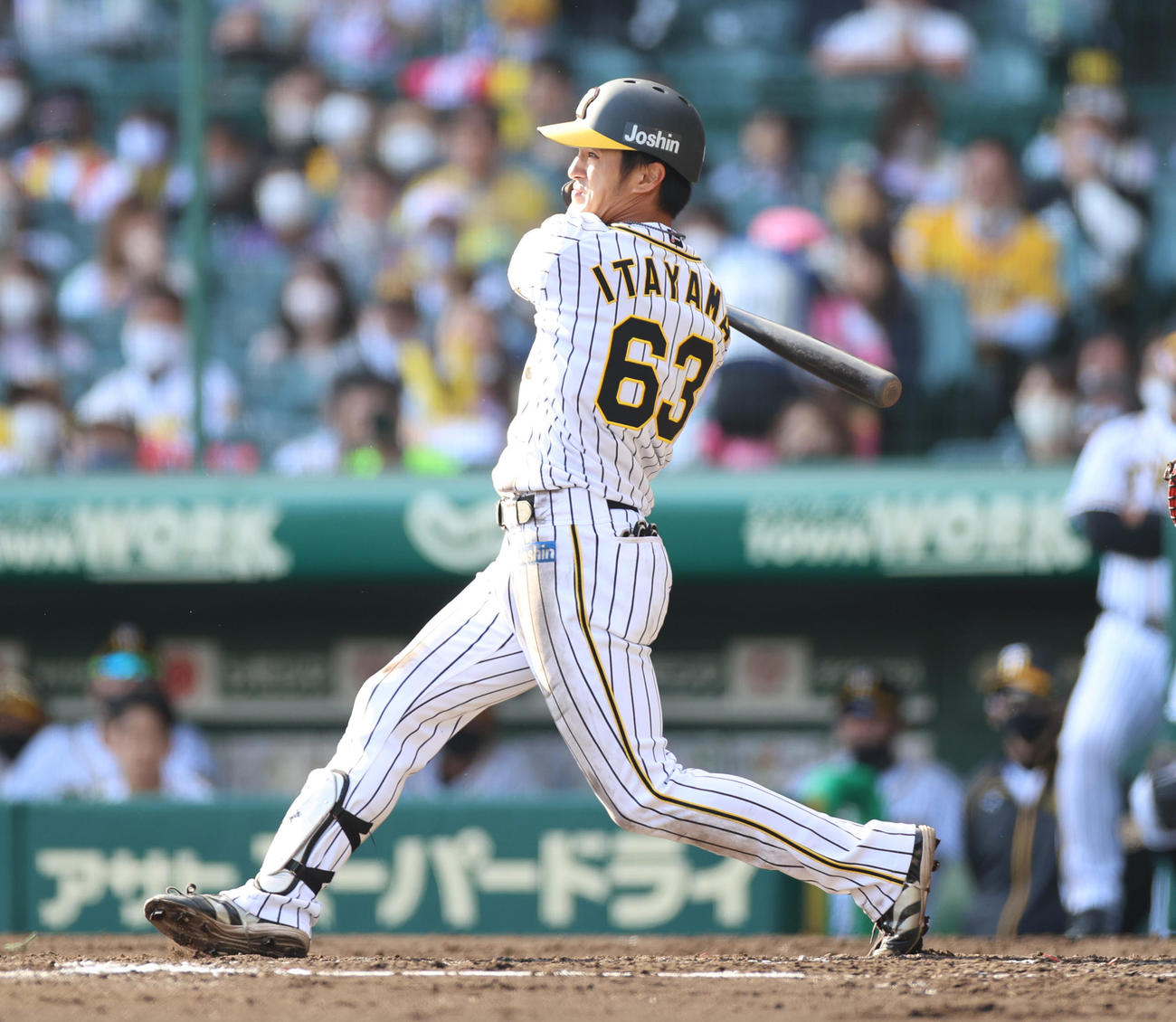 中前打を放つ板山祐太郎（撮影・清水貴仁）