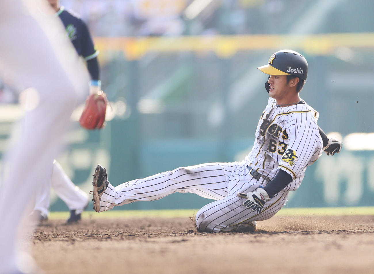 二盗を決める一塁走者板山祐太郎（撮影・清水貴仁）