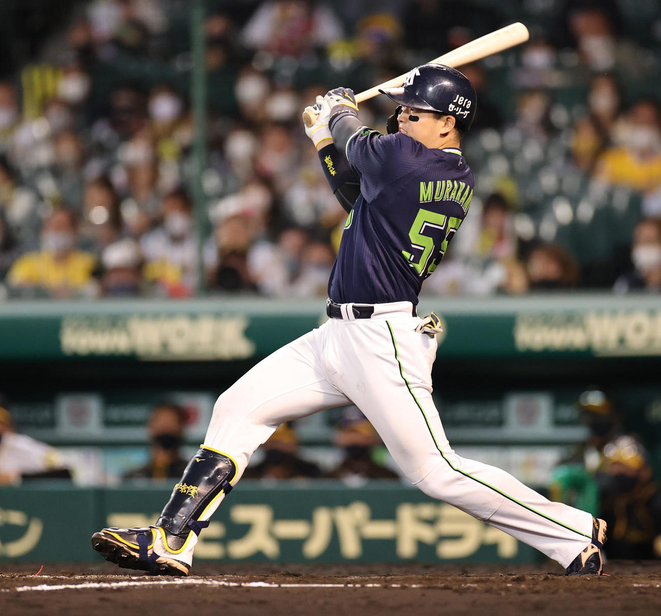 阪神対ヤクルト　9回表ヤクルト2死一塁、右中間へ適時二塁打を放つ村上宗隆（撮影・清水貴仁）