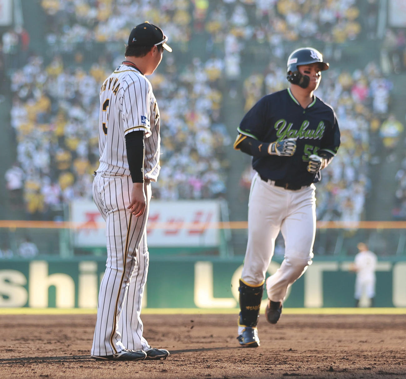 阪神対ヤクルト　5回表ヤクルト1死一、三塁、左越え3点本塁打を放つ村上宗隆（右）、左は三塁手大山悠輔（撮影・清水貴仁）